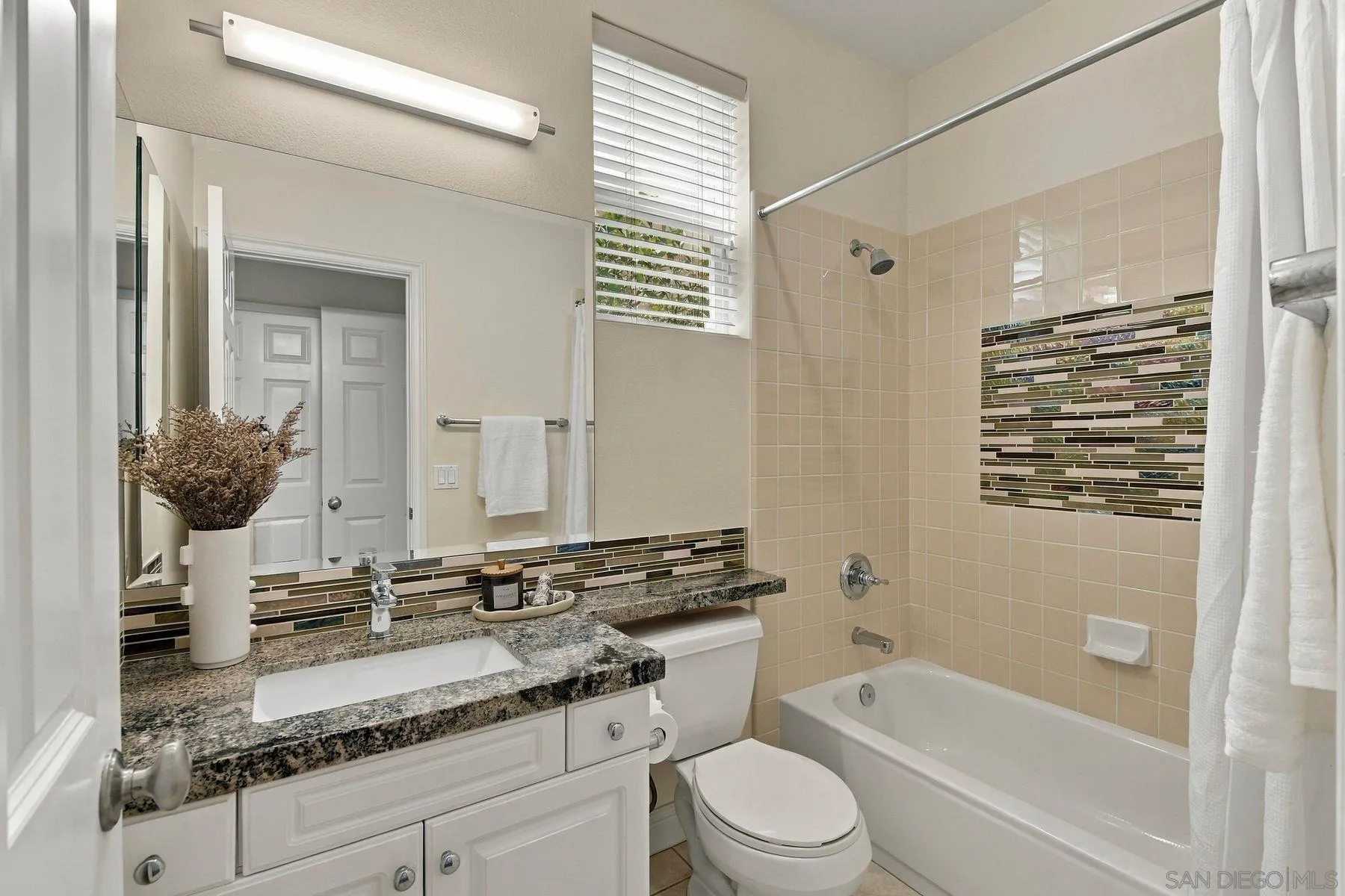https://cdn.realtyfeed.com/cdn/127/260023014/903d203378bd34cd0746e318b1a84a08.webp