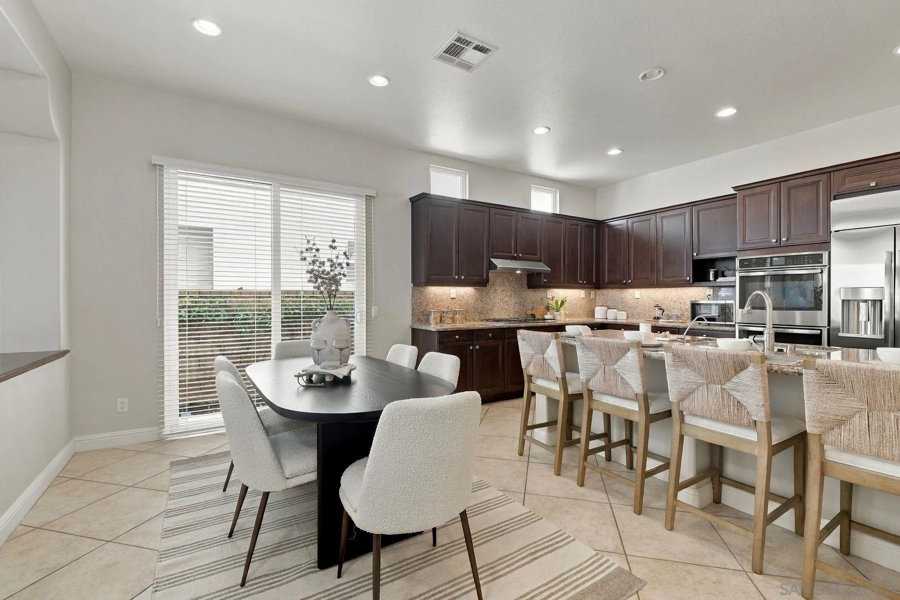 https://cdn.realtyfeed.com/cdn/127/260023014/e6ce084e9cb2e5832b7dbfb42a2408ba.webp