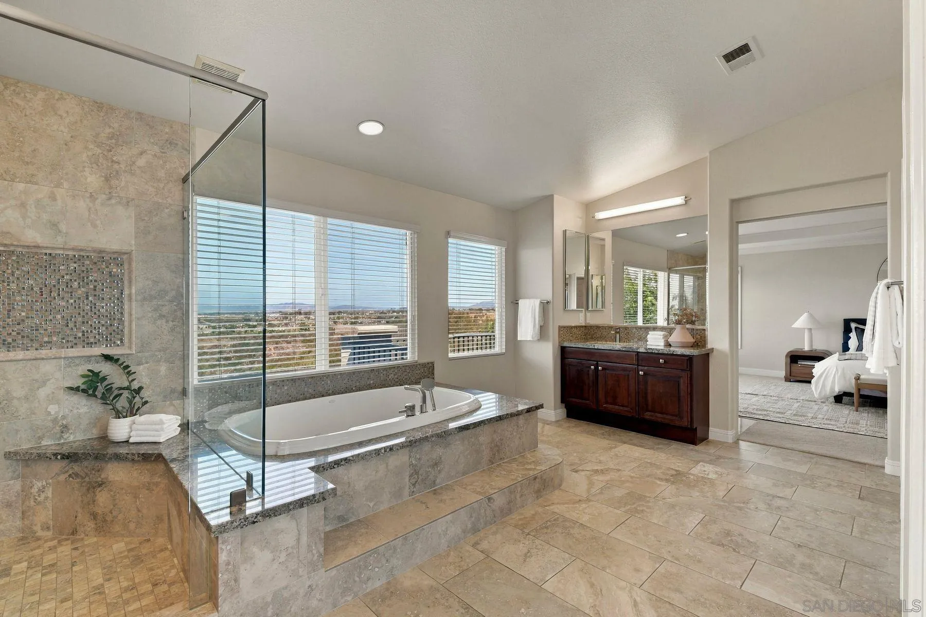 https://cdn.realtyfeed.com/cdn/127/260023014/fc9ffacacbbc61960484d44c67869cc4.webp