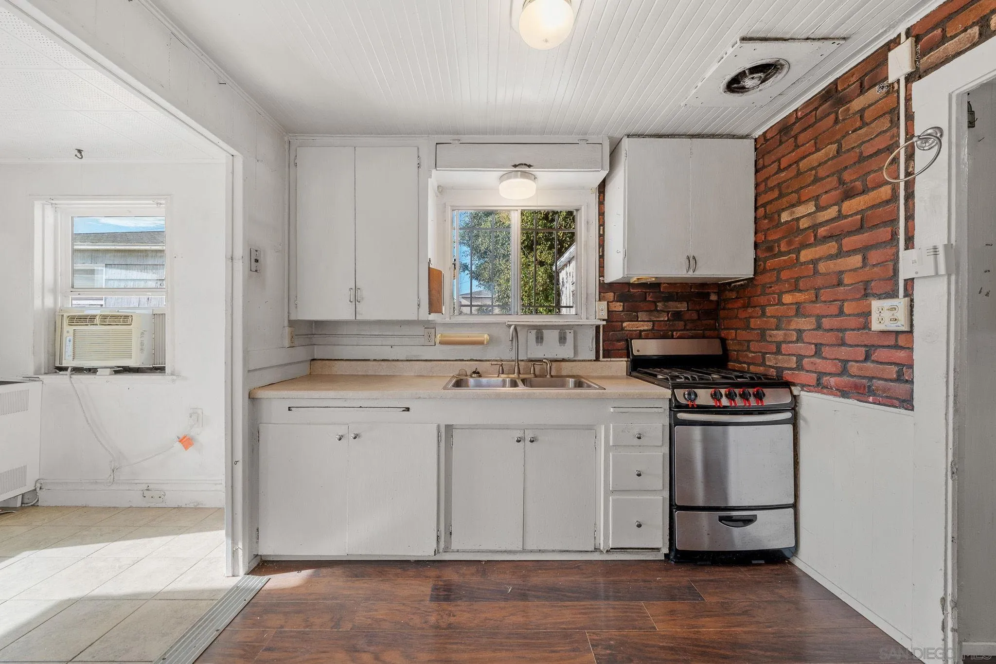 https://cdn.realtyfeed.com/cdn/127/260023030/abb1c4266faadf2b66bd530ca11c239a.webp