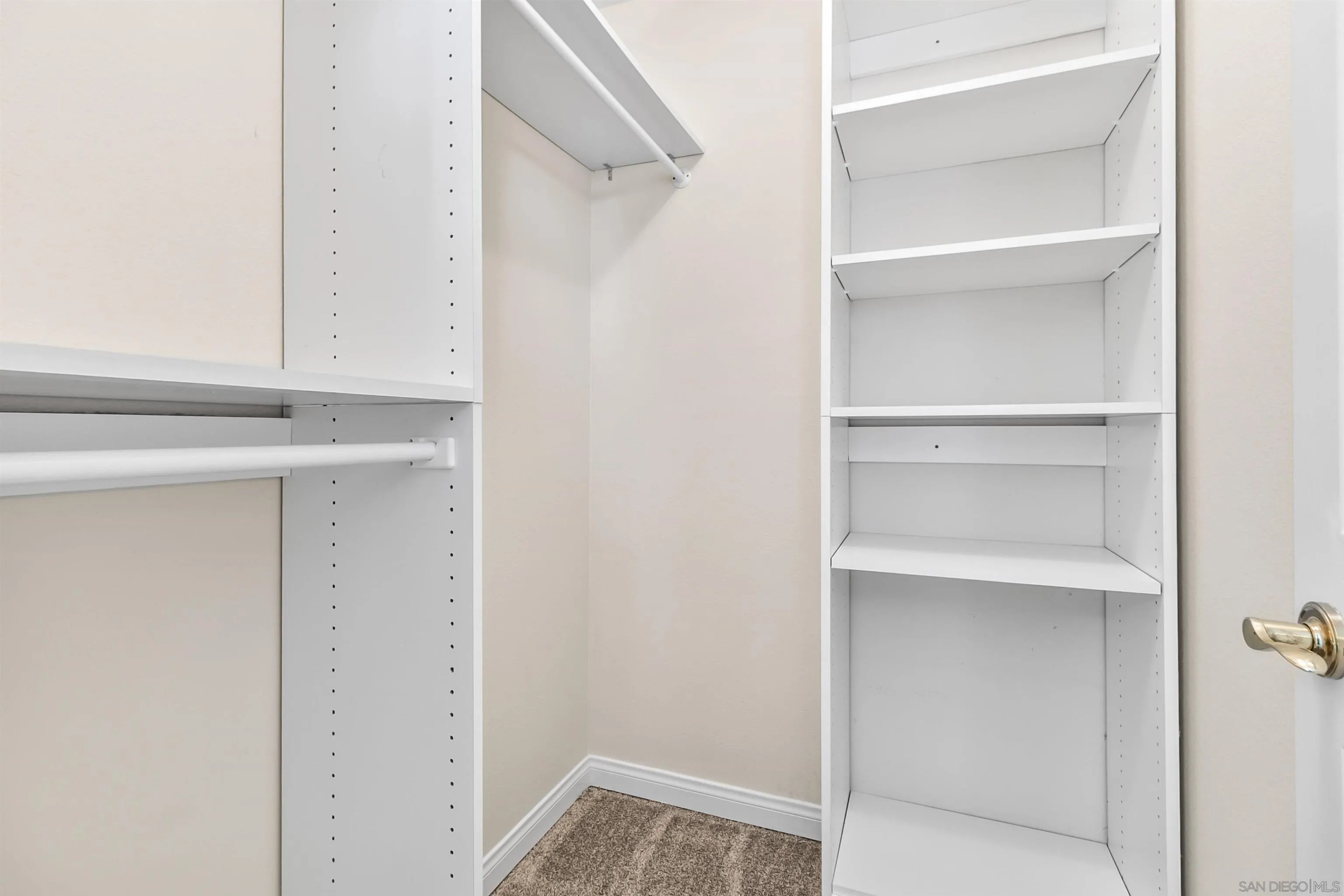 https://cdn.realtyfeed.com/cdn/127/260023037/1967f8ae66263377bfcabbc7b268ad89.webp