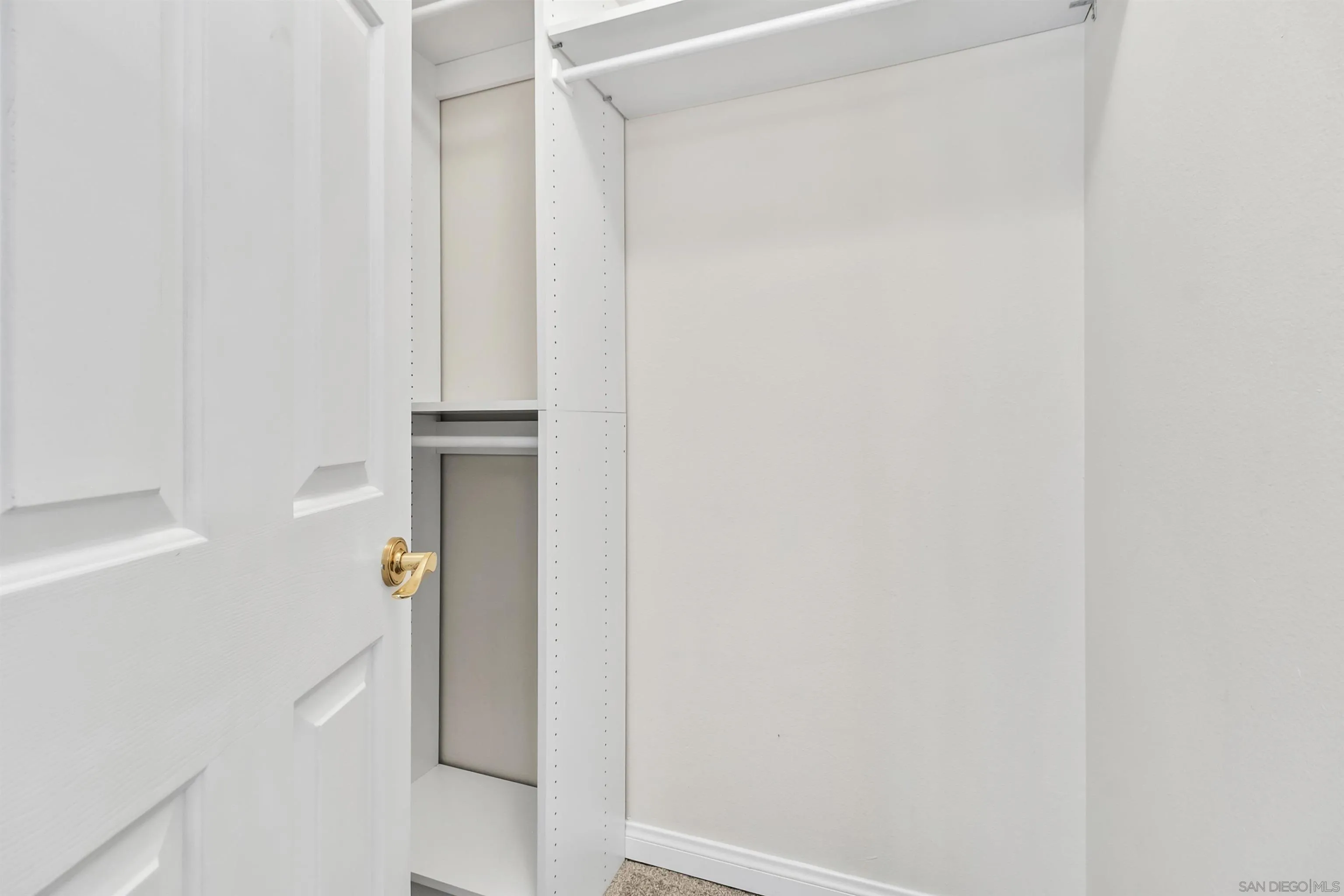 https://cdn.realtyfeed.com/cdn/127/260023037/b83001fa692abaaaf630b5fb351c4996.webp