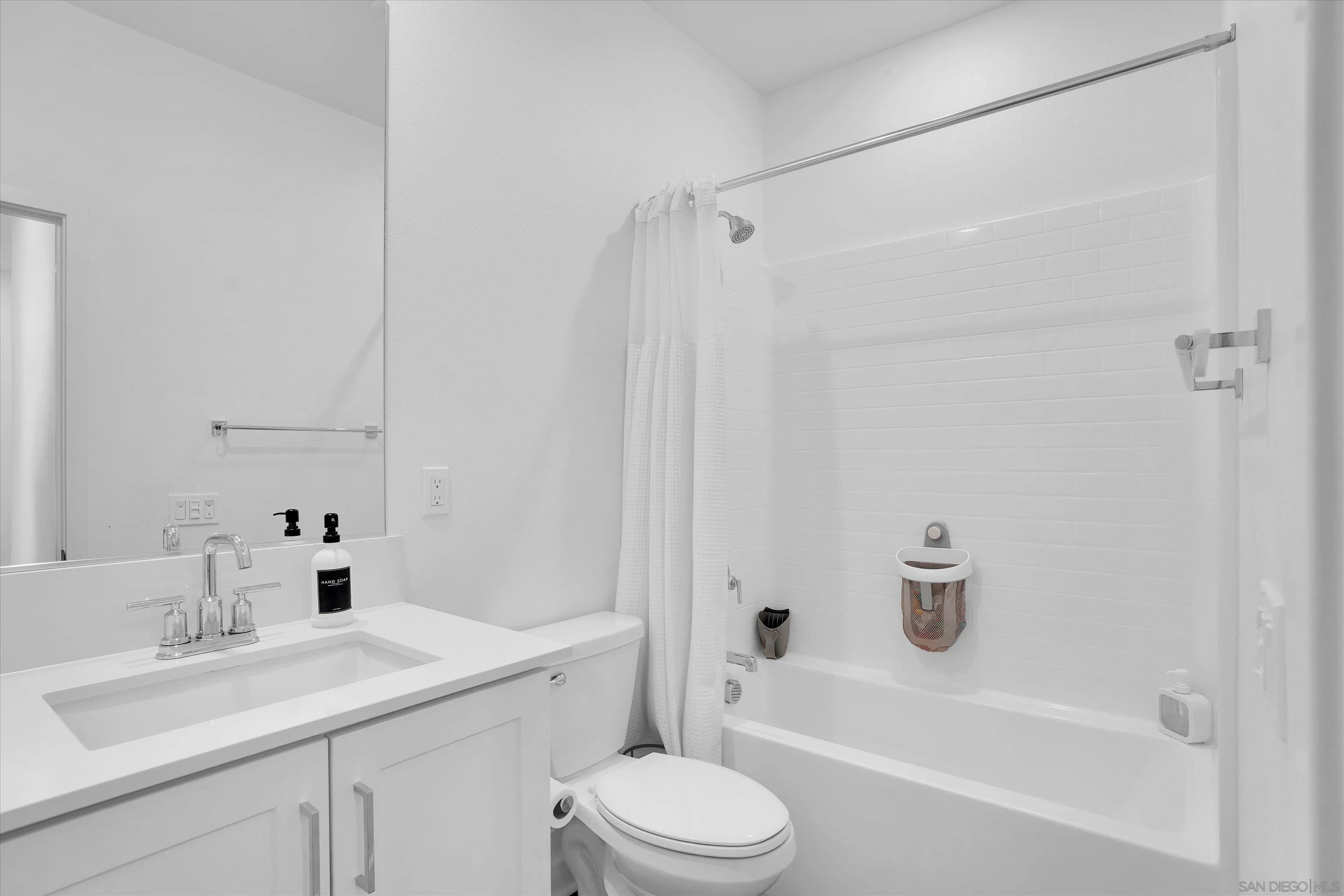 https://cdn.realtyfeed.com/cdn/127/260023040/9bf6d1af6716630ab9b18823a72600c5.webp