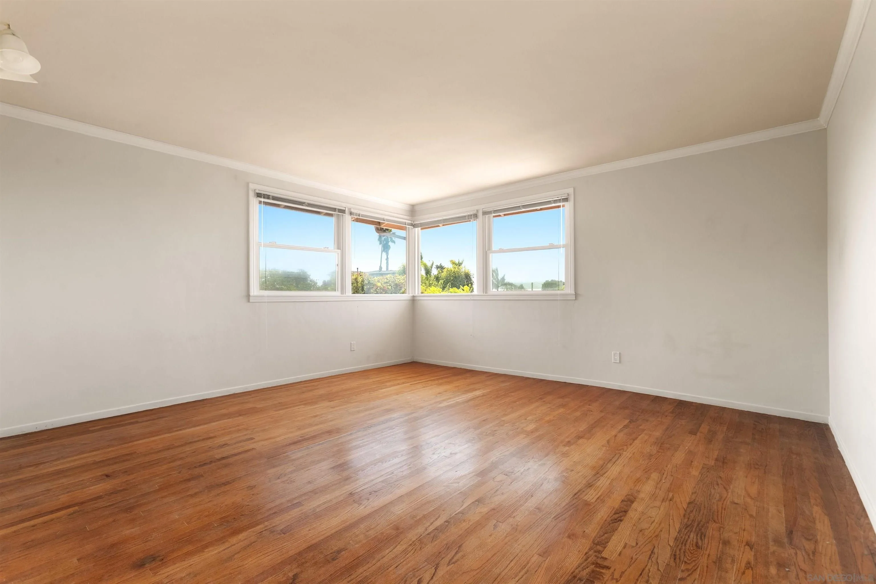 https://cdn.realtyfeed.com/cdn/127/260023054/ca6dff5ffd4f2e6b9fab0c3bcc7e81ad.webp