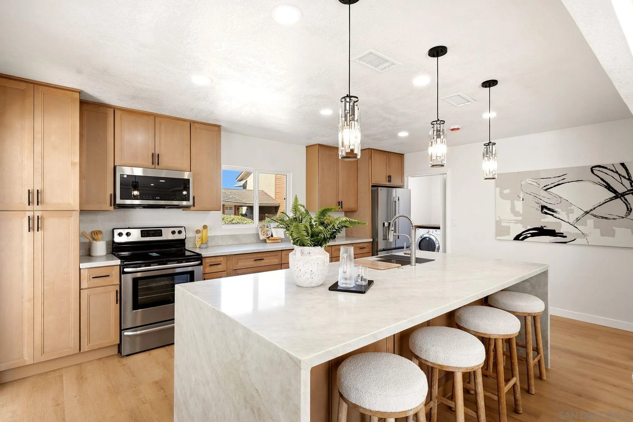 https://cdn.realtyfeed.com/cdn/127/260023063/76d3dd421adb4cb88317c3994ec6c3ea.webp