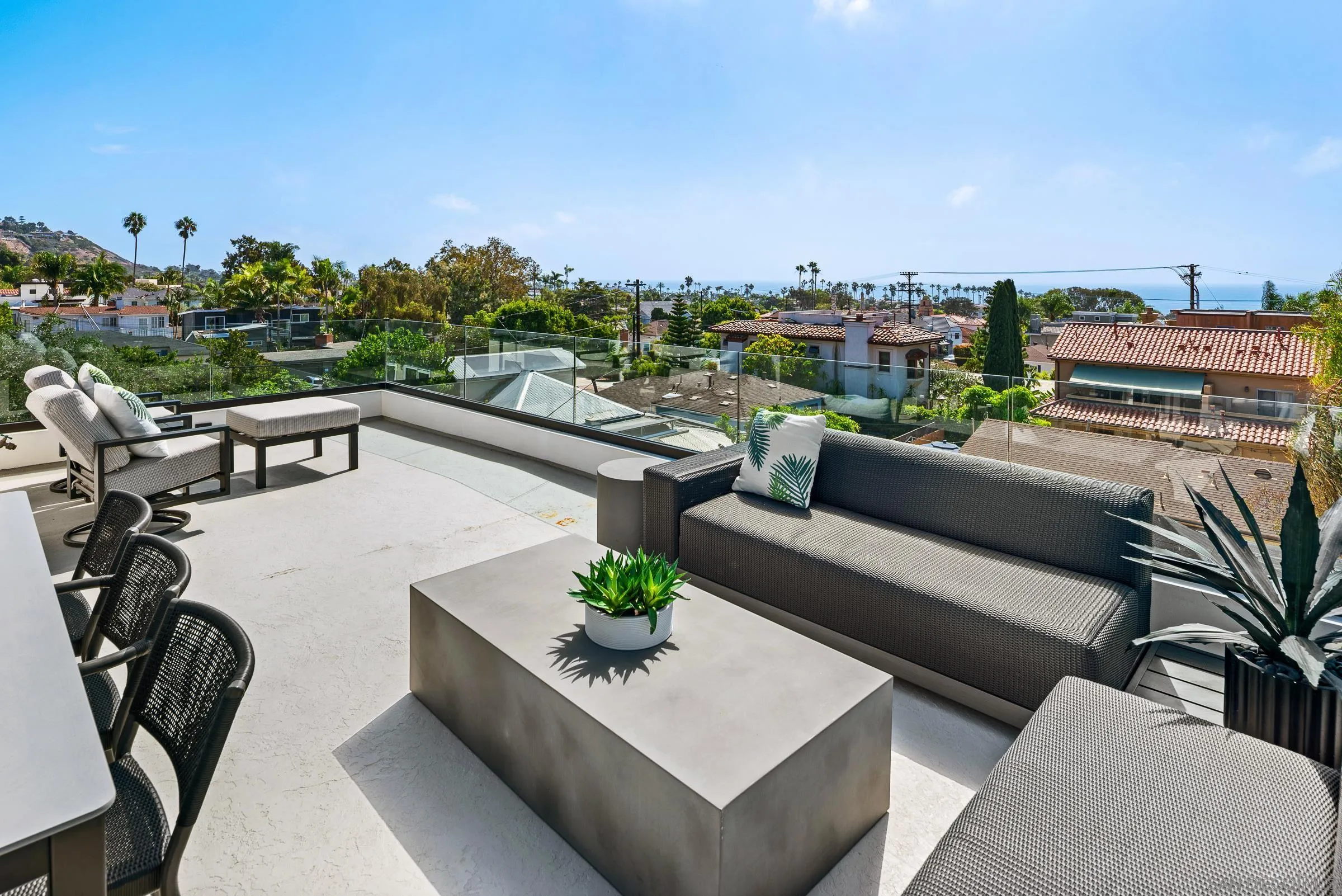 https://cdn.realtyfeed.com/cdn/127/260023065/731b7a43d84594939f1b874cef69cb28.webp
