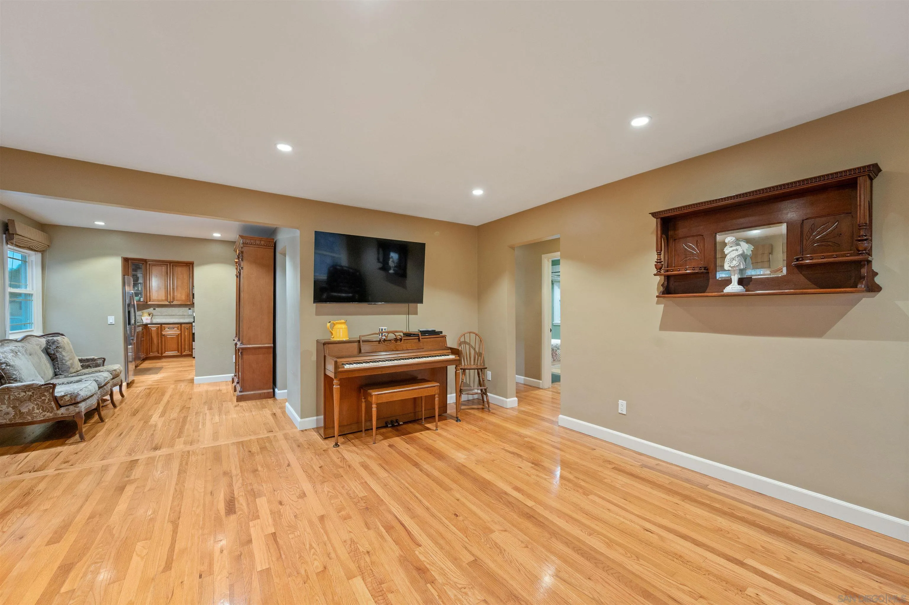https://cdn.realtyfeed.com/cdn/127/260023066/0a5b9dc8369b6a44197d5378ca705db3.webp