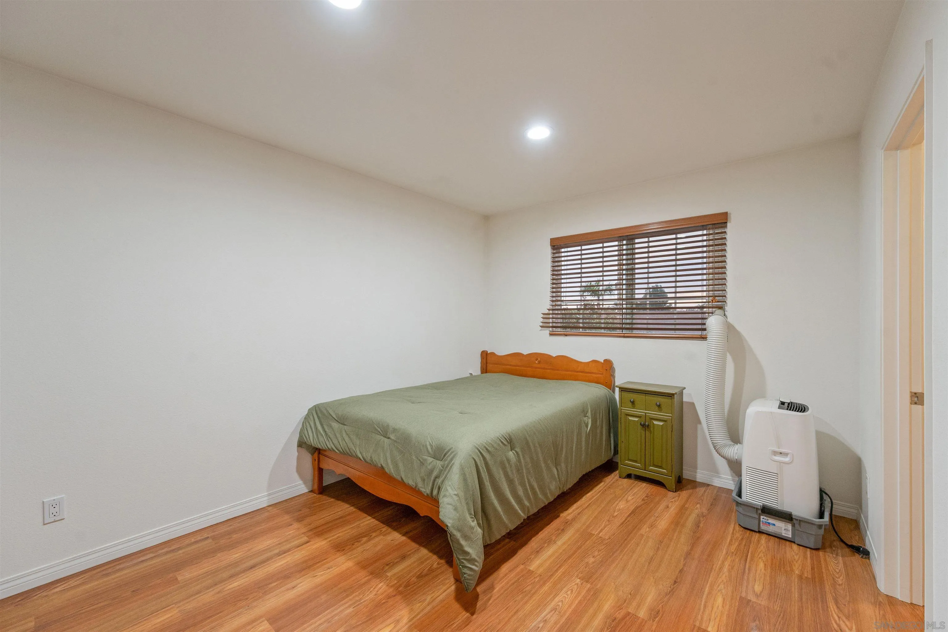 https://cdn.realtyfeed.com/cdn/127/260023066/f7e4a6793a384de6feac018e199aacbc.webp