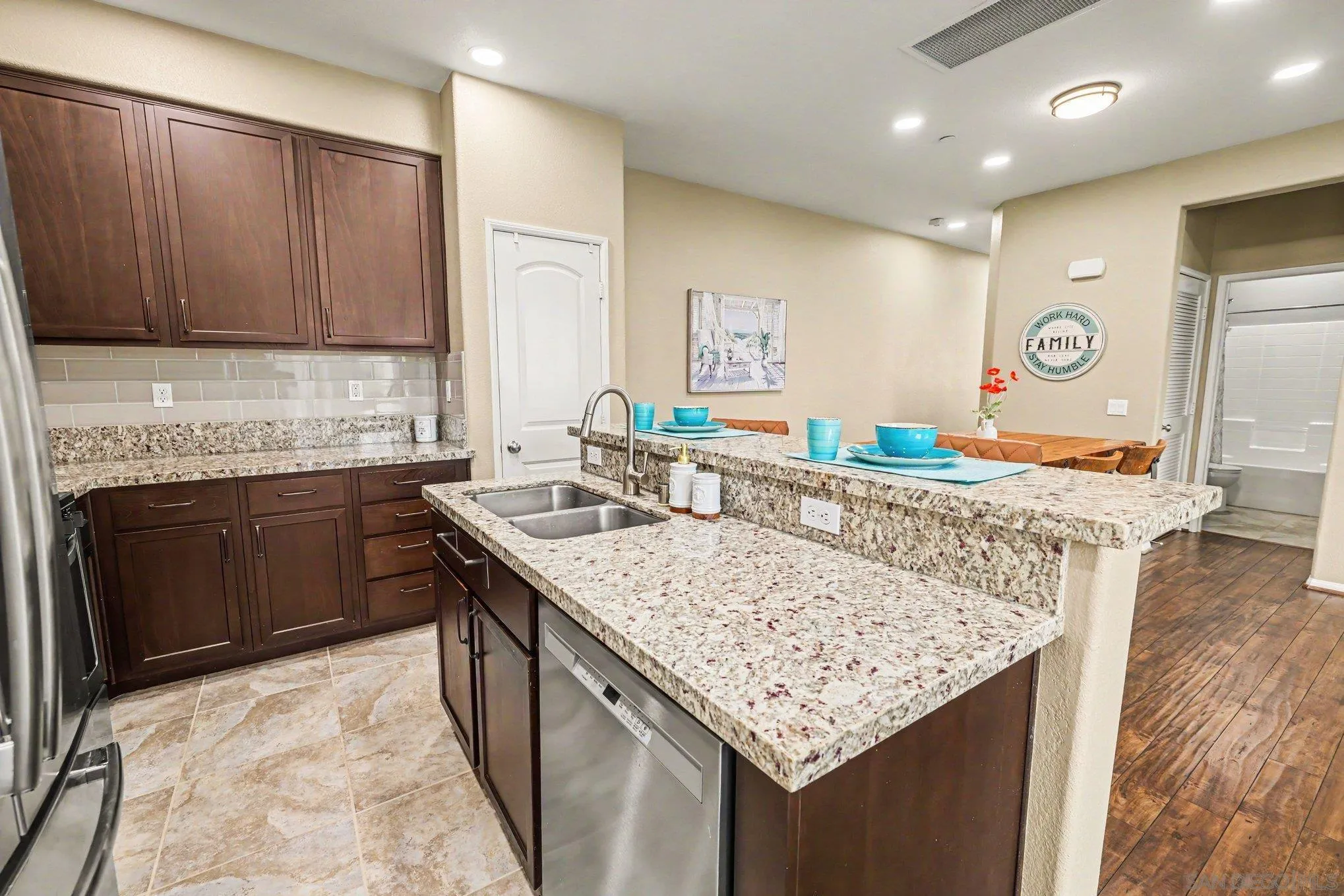 https://cdn.realtyfeed.com/cdn/127/260023078/7f9cf66bc90cd098bd4c0bb35b94b151.webp