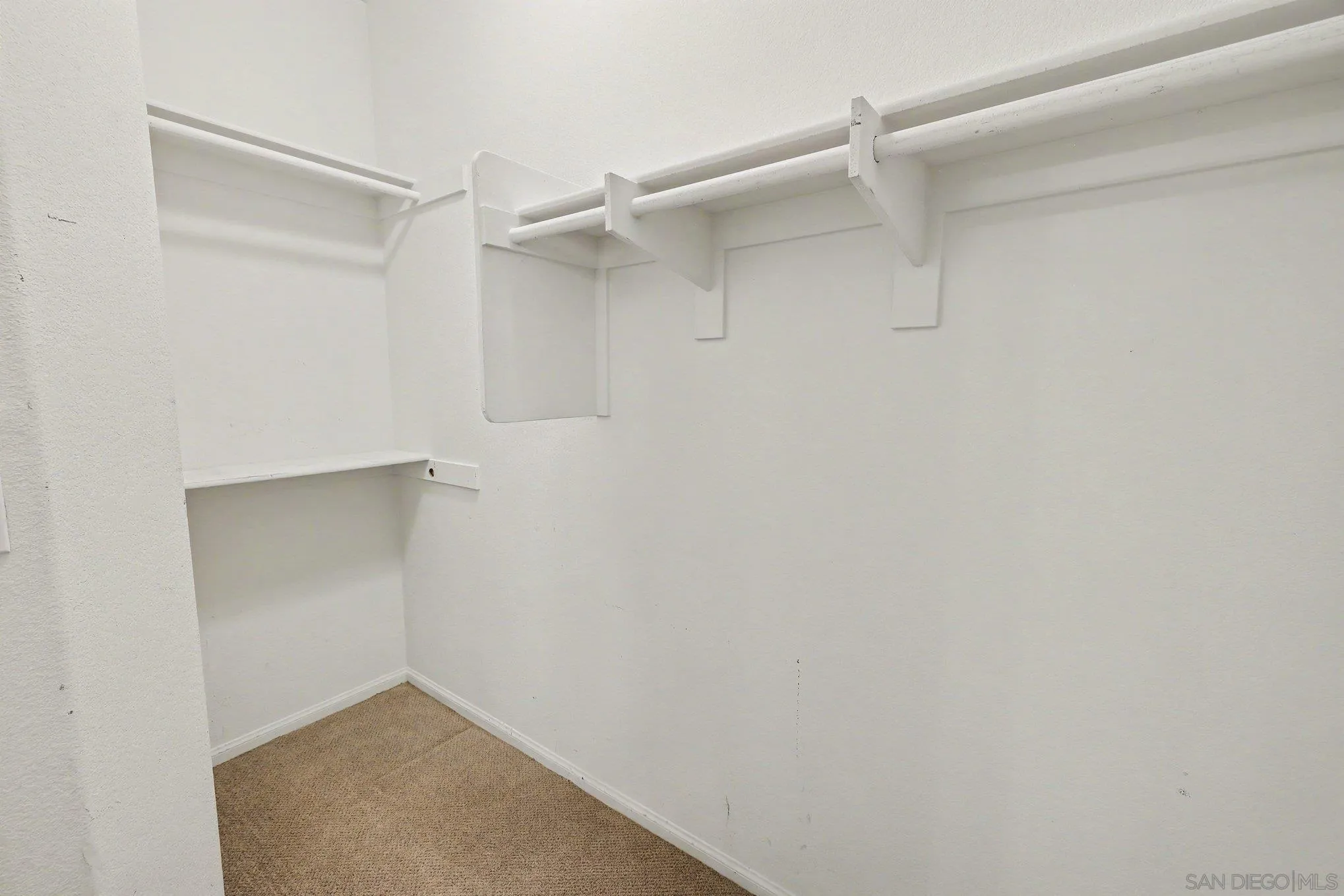 https://cdn.realtyfeed.com/cdn/127/260023078/bf7d226292867c4ff3eb328bca0608ae.webp