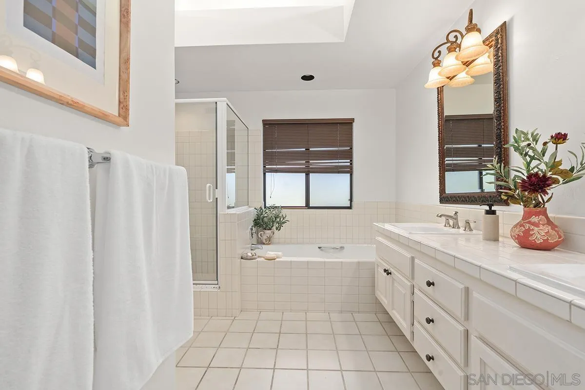 https://cdn.realtyfeed.com/cdn/127/260023083/56988aa3742a7fc5cc44f46e4b9bf19a.webp