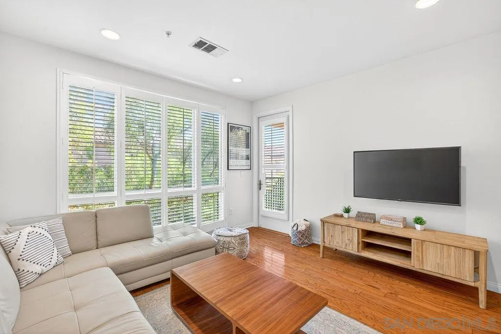 https://cdn.realtyfeed.com/cdn/127/260023087/cb2e9f6bca8499d1b1b46dd128c2de97.webp