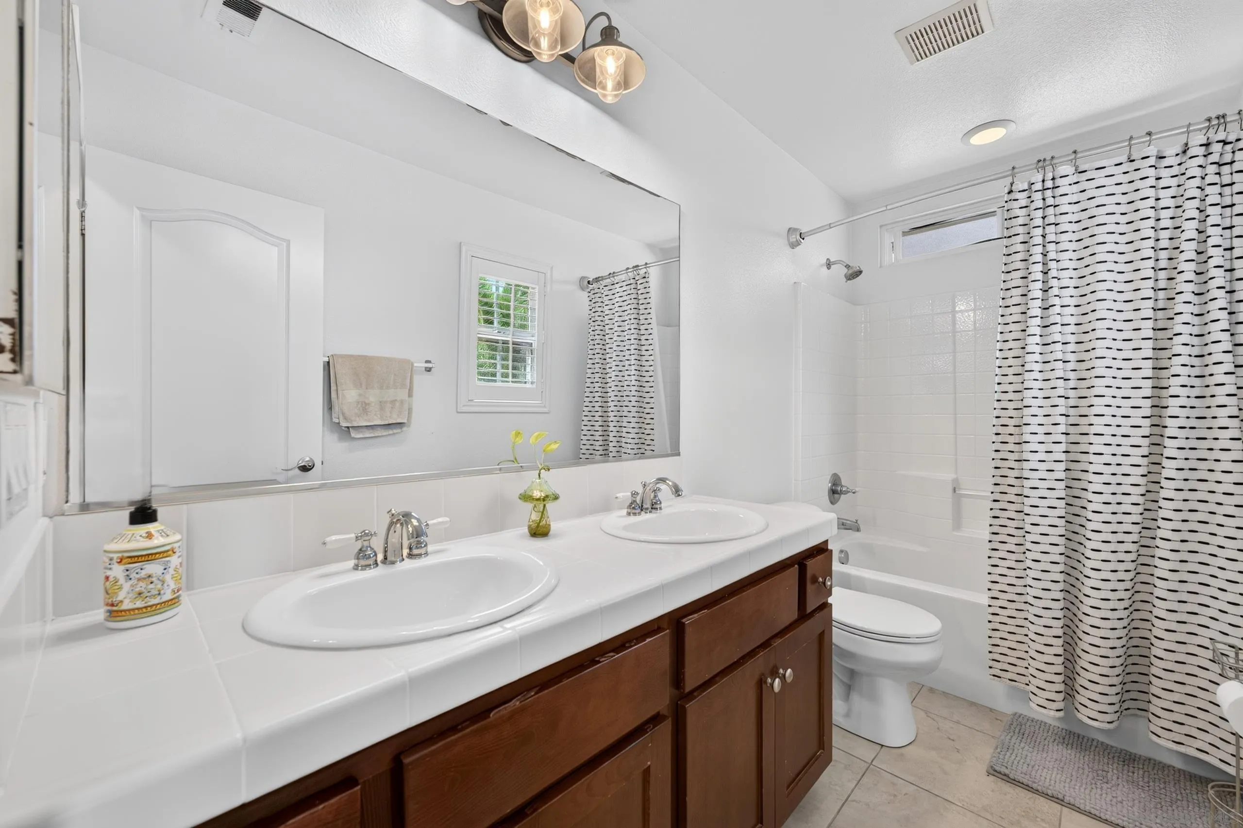 https://cdn.realtyfeed.com/cdn/127/260023112/3d2f37b8062ddb0f1e92b8262193a02e.webp
