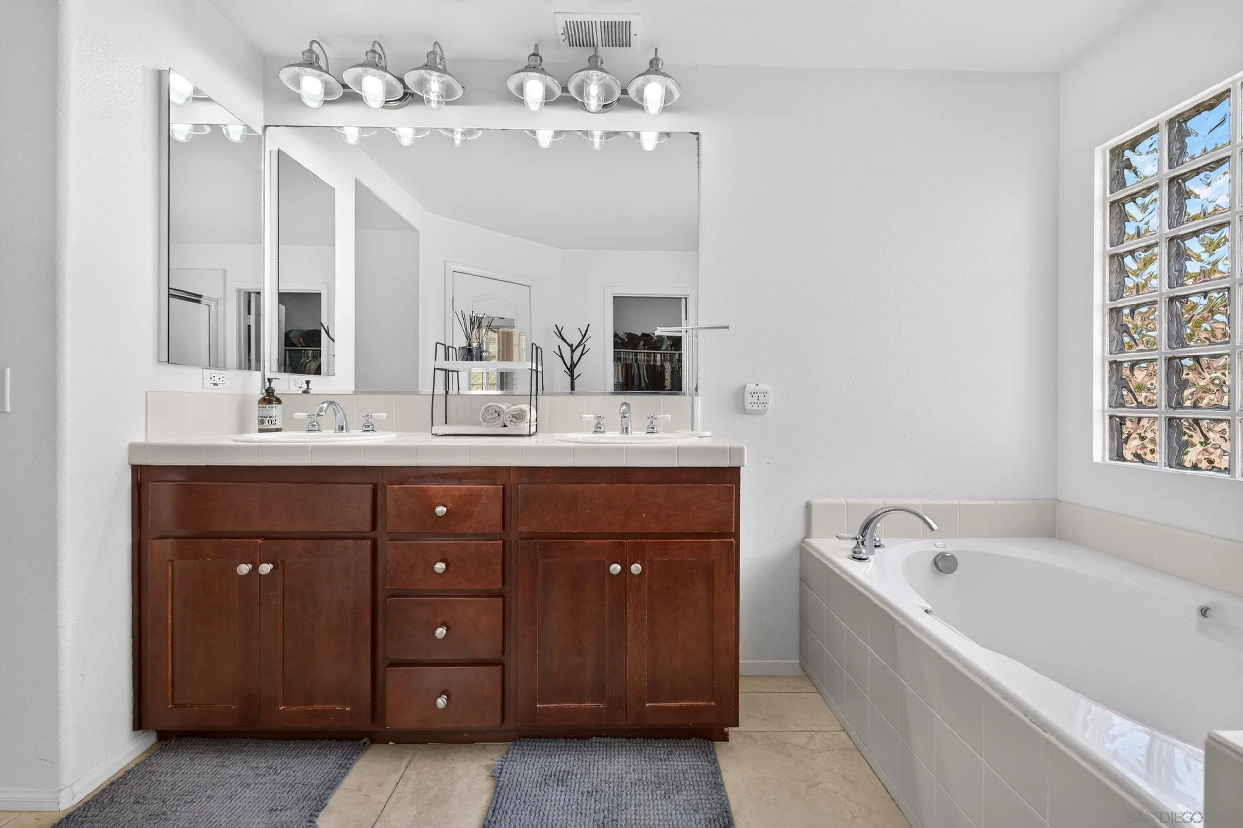 https://cdn.realtyfeed.com/cdn/127/260023112/9a71749d9d948cc77a6df806eb72db27.webp