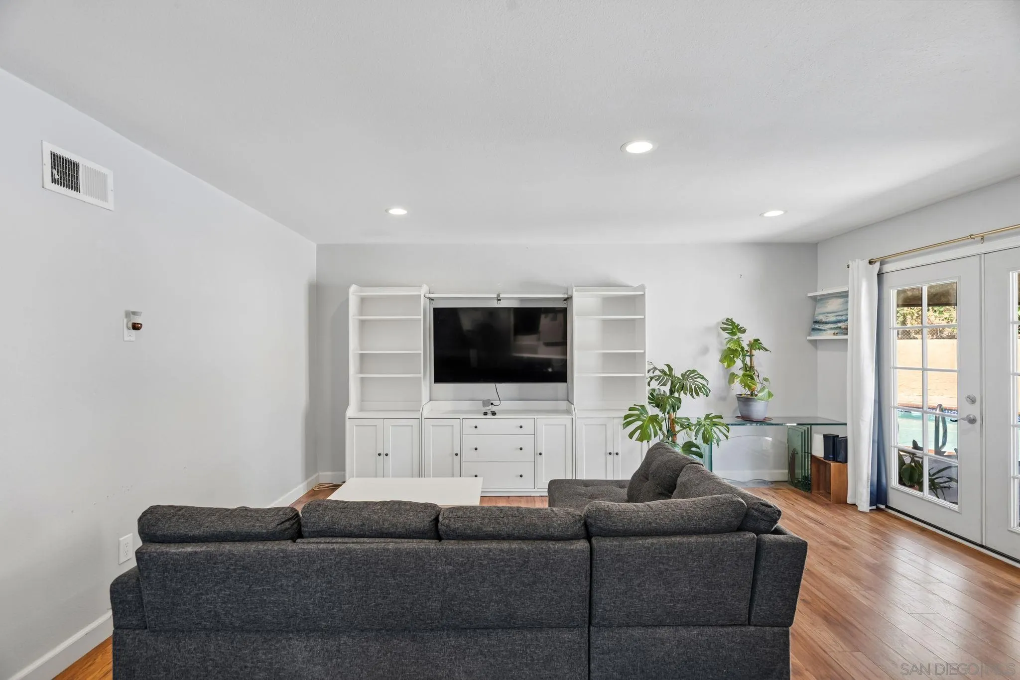 https://cdn.realtyfeed.com/cdn/127/260023115/de870bd8409474d4c719f46602ff2569.webp