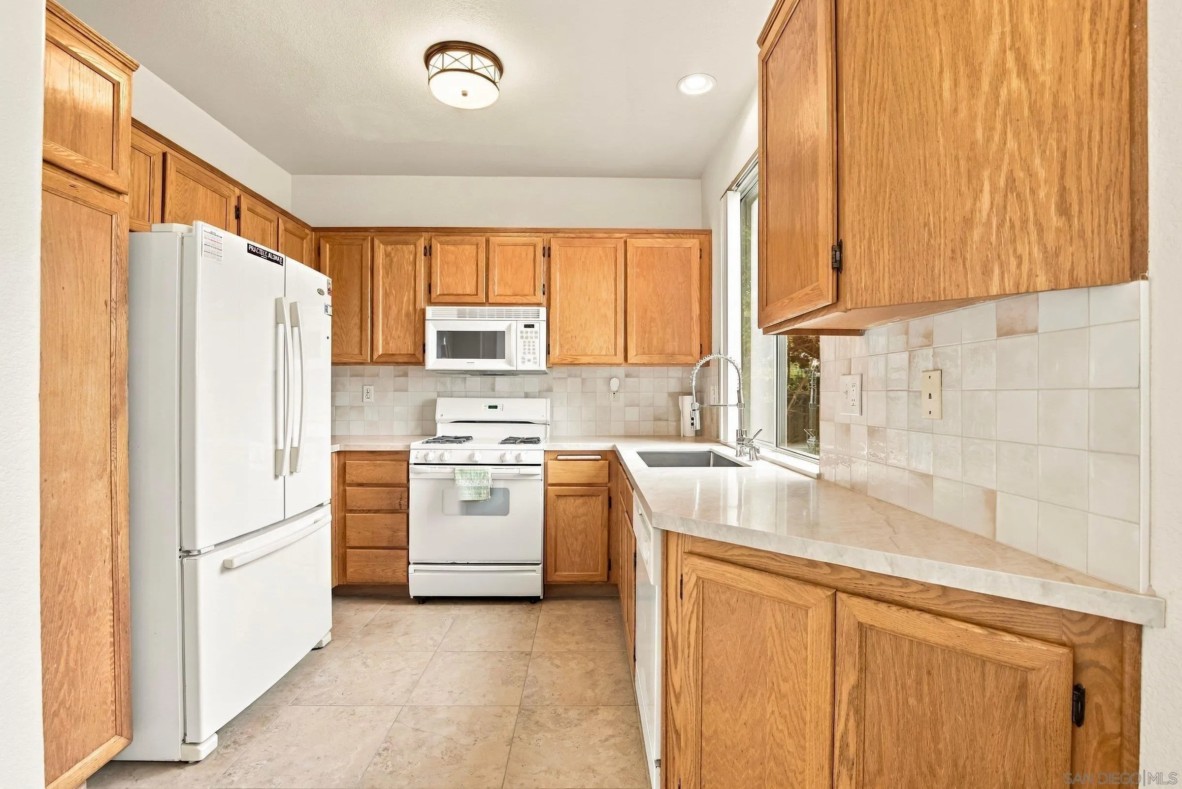 https://cdn.realtyfeed.com/cdn/127/260023128/ee2b2f4eee9664eebf65c99fd35edb8c.webp