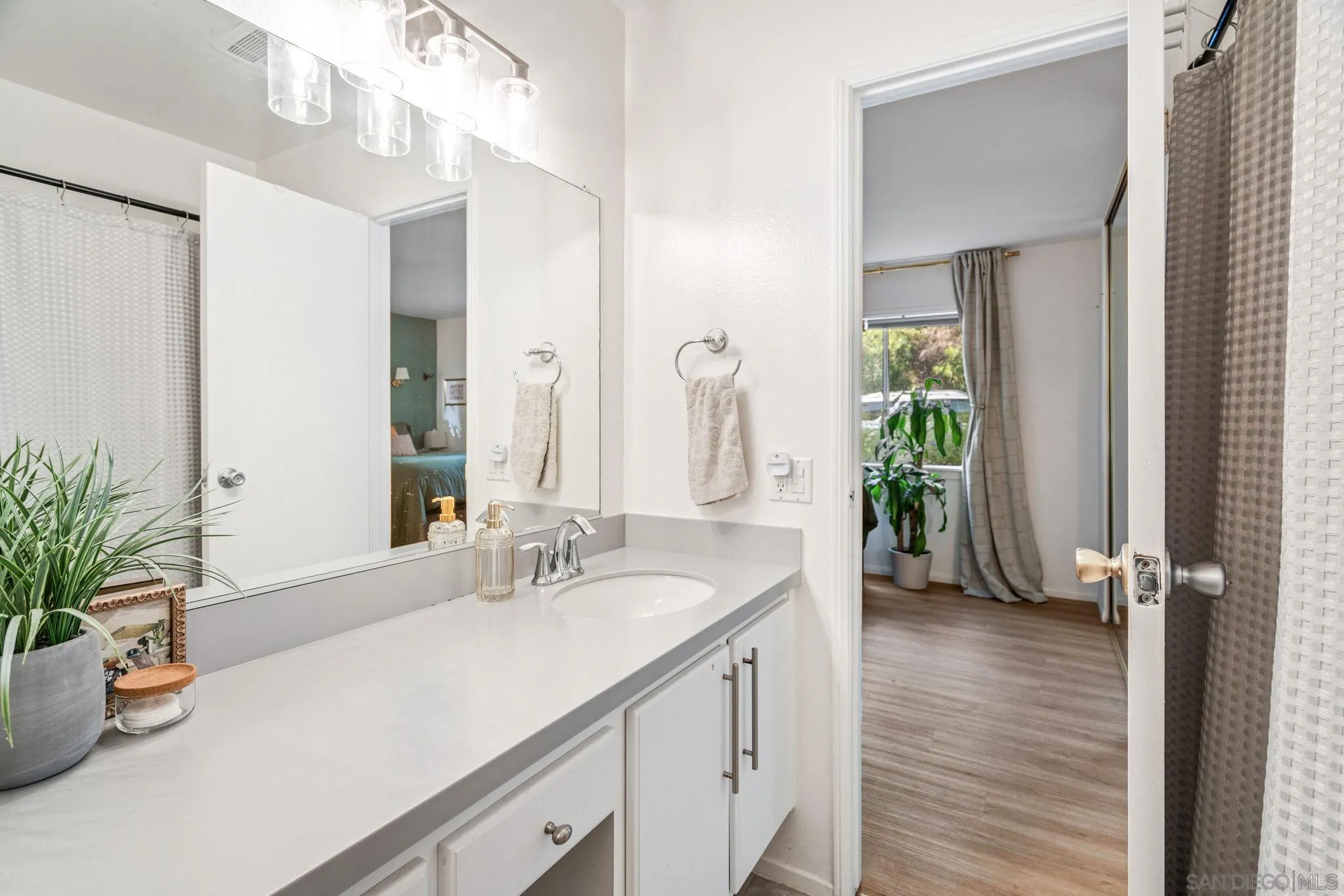 https://cdn.realtyfeed.com/cdn/127/260023134/132cee8677b2fb49723e3b141c7b1a4c.webp