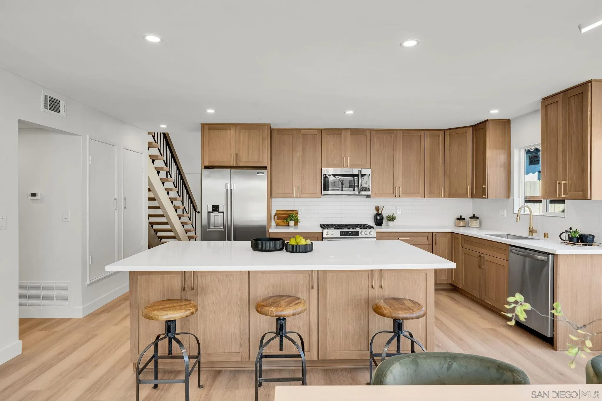 https://cdn.realtyfeed.com/cdn/127/260023138/7378fb2bea63454c1dcbcf06a004038b.webp