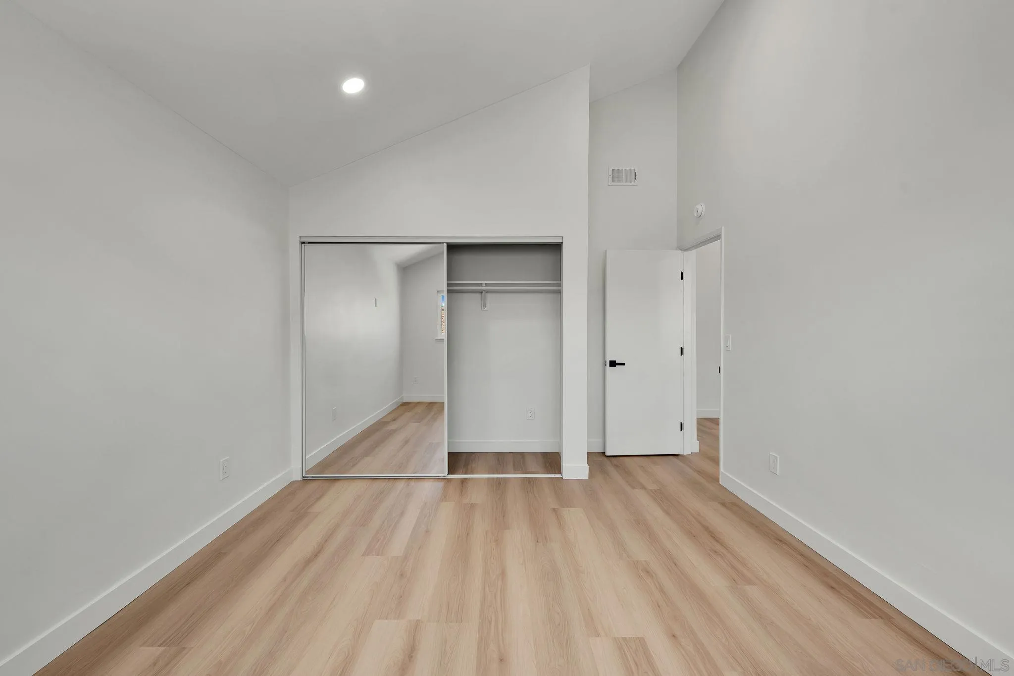 https://cdn.realtyfeed.com/cdn/127/260023138/fc4ecadde2848c60078a9dad23f4f509.webp