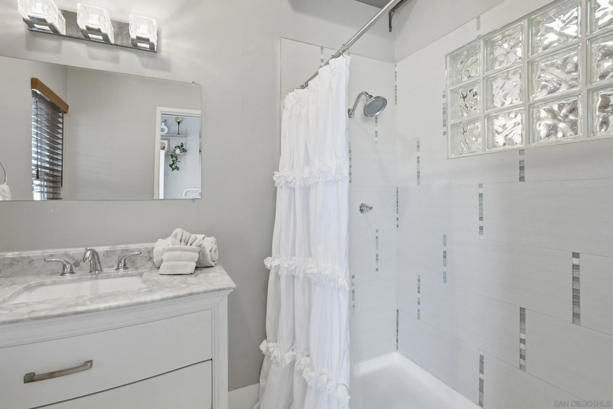 https://cdn.realtyfeed.com/cdn/127/260023142/112acc6267cb0bf36cc1d3a481f557d6.webp
