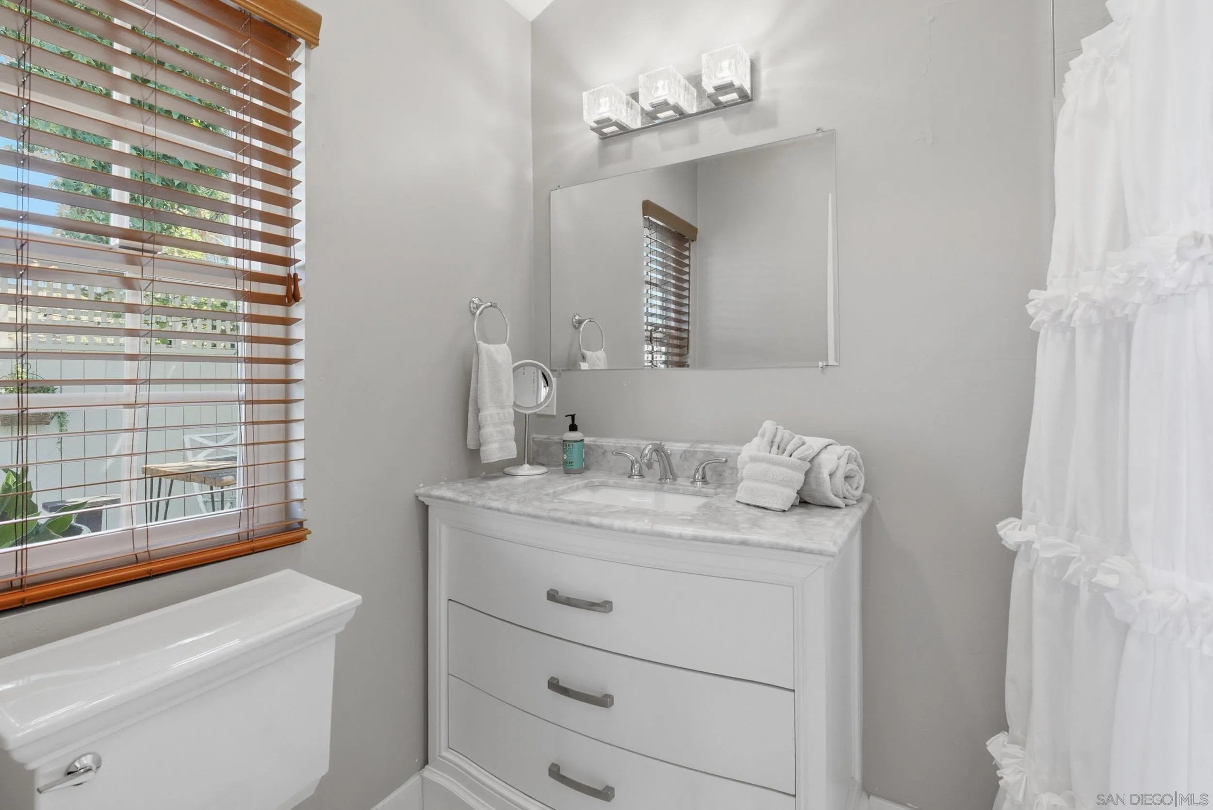 https://cdn.realtyfeed.com/cdn/127/260023142/3d3d28a6ae6a77642d9b94b3809eb41a.webp