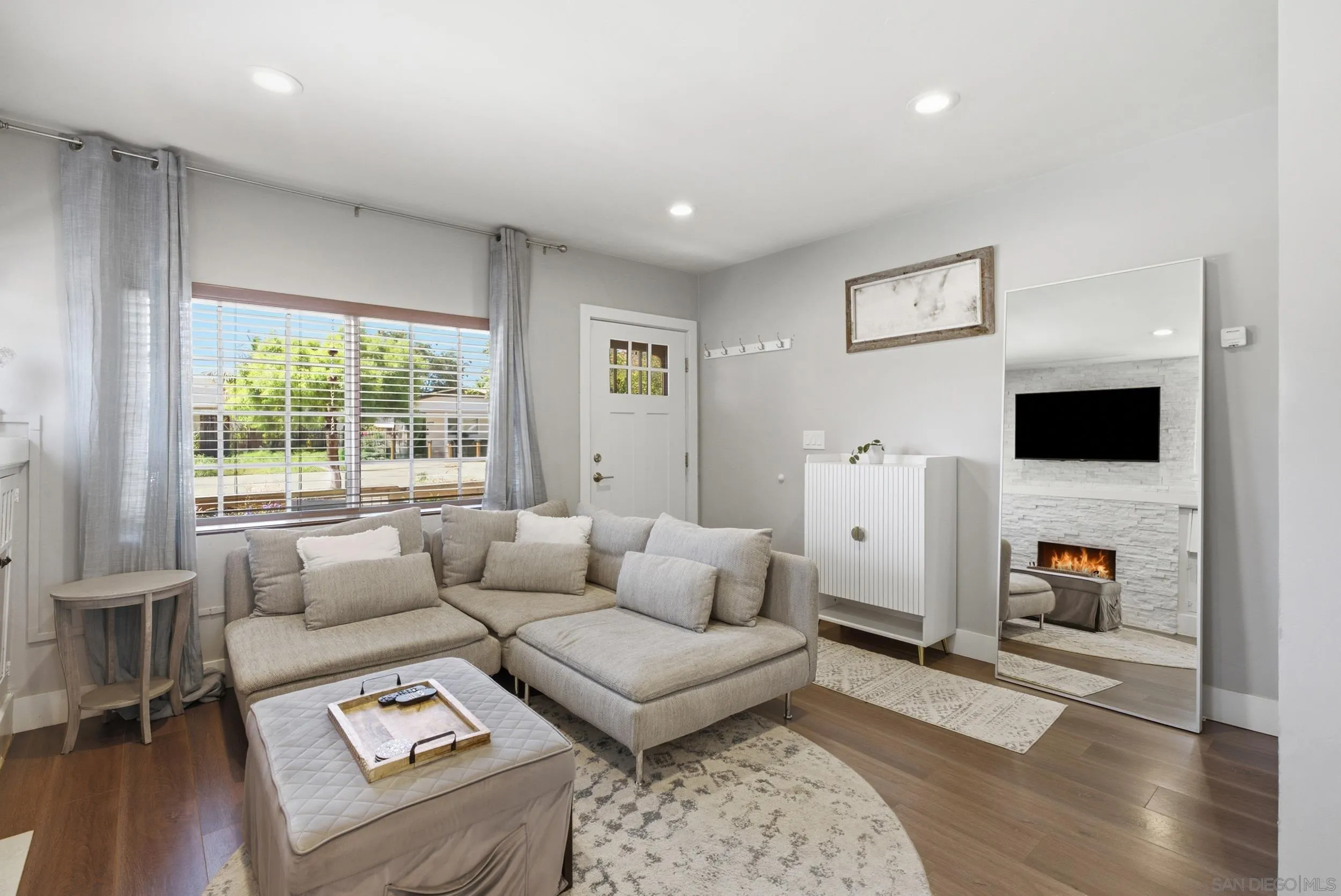 https://cdn.realtyfeed.com/cdn/127/260023142/dfc469d4249187f4b537ef437bc444e6.webp