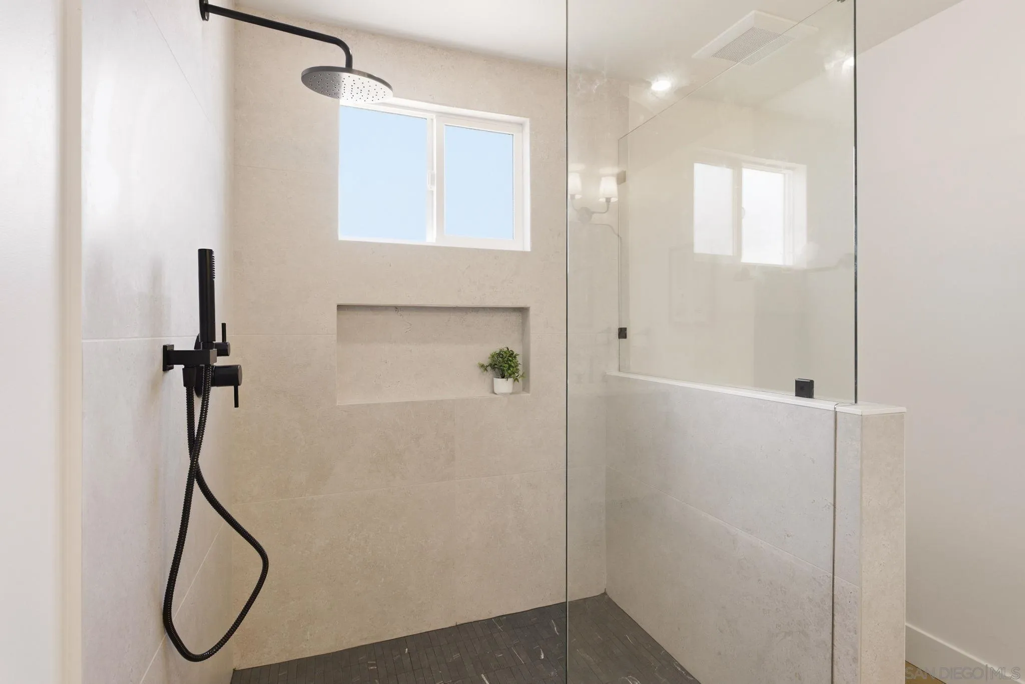https://cdn.realtyfeed.com/cdn/127/260023151/0c88b0fb688f546cbc0f8d6b058a2b98.webp
