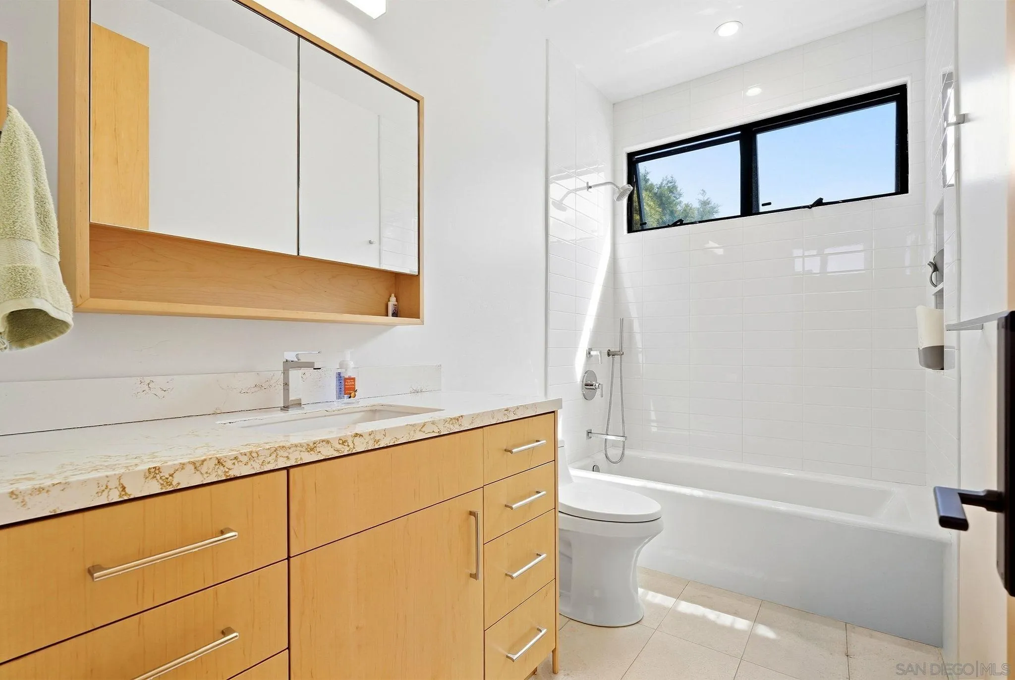 https://cdn.realtyfeed.com/cdn/127/260023156/9759b9a7fa181aca72a159054787dede.webp