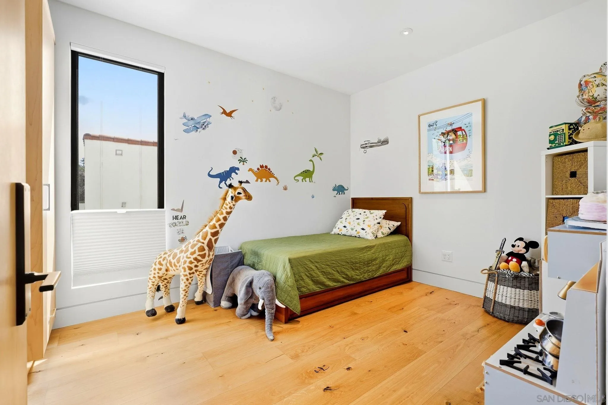 https://cdn.realtyfeed.com/cdn/127/260023156/fa6cc44dd73bb72a557dc3d3c0f9f3e4.webp