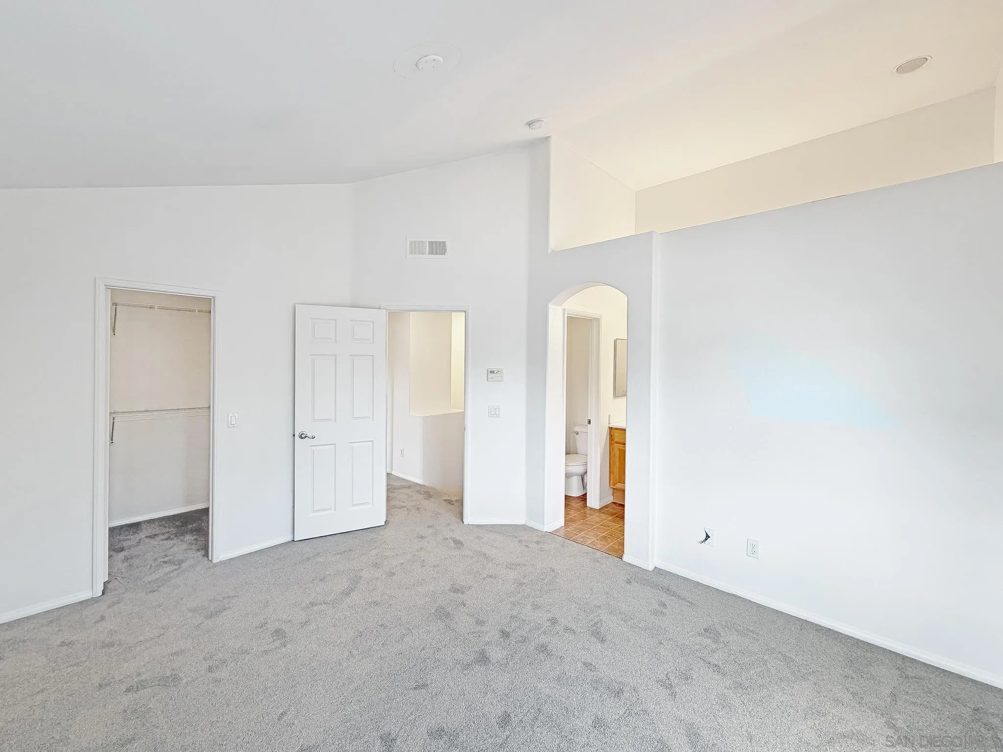 https://cdn.realtyfeed.com/cdn/127/260023170/8a05a474a6370fe7f2f5c25f7db7f5ff.webp