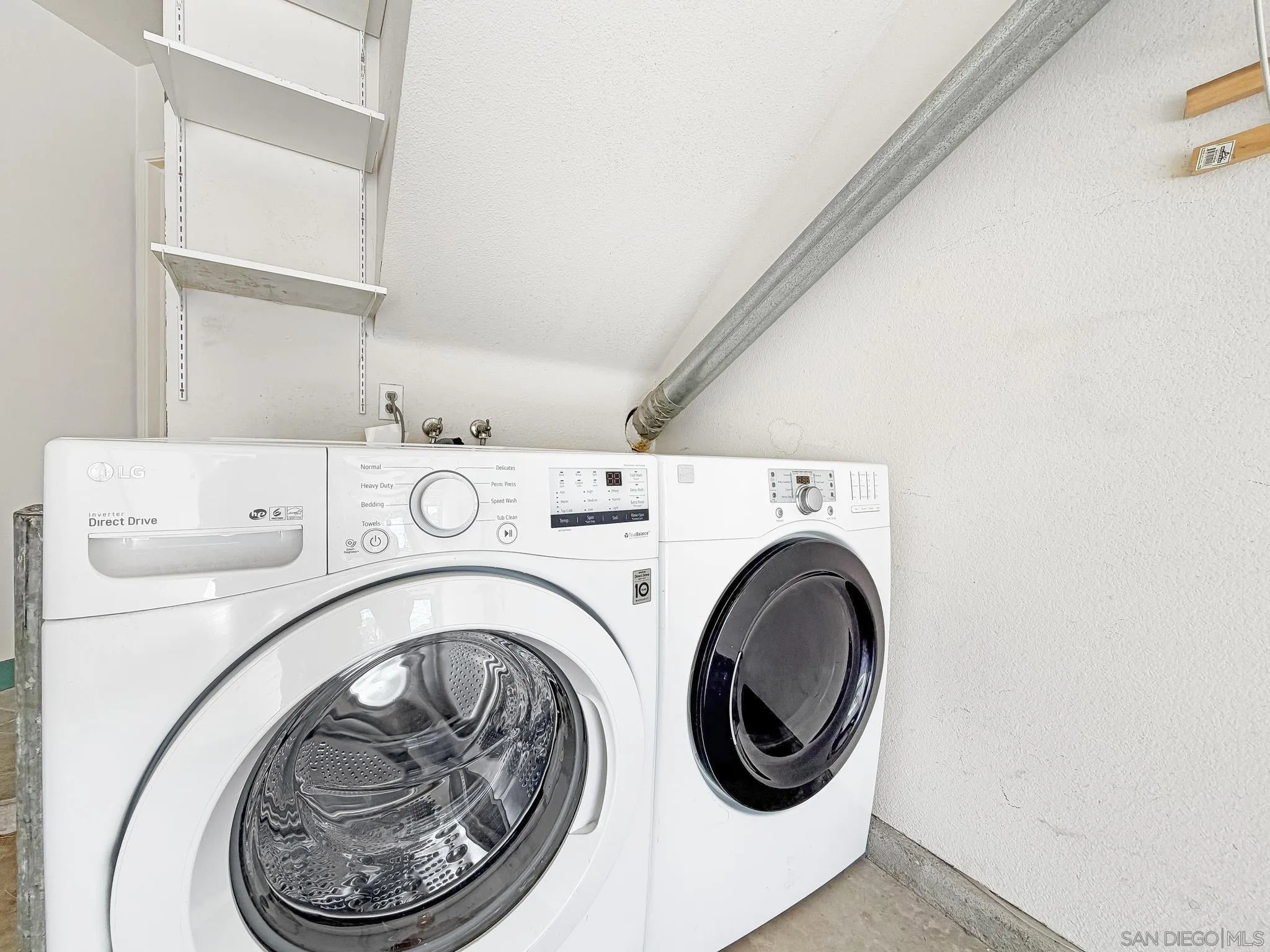 https://cdn.realtyfeed.com/cdn/127/260023170/a25e086b5a638787483c9168d5394e38.webp