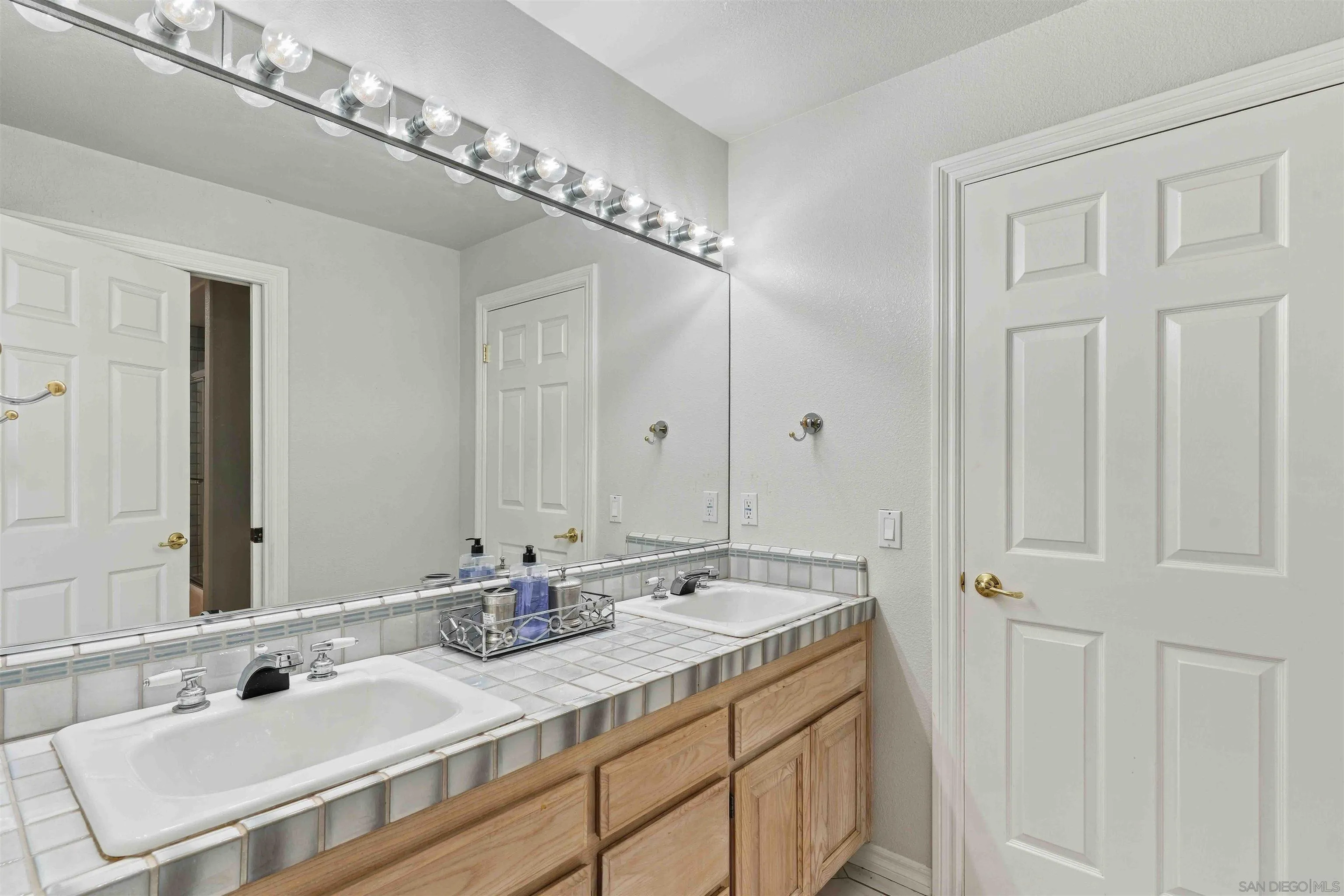 https://cdn.realtyfeed.com/cdn/127/260023177/0070f8fd0f00a06726cbbe28b35774b2.webp