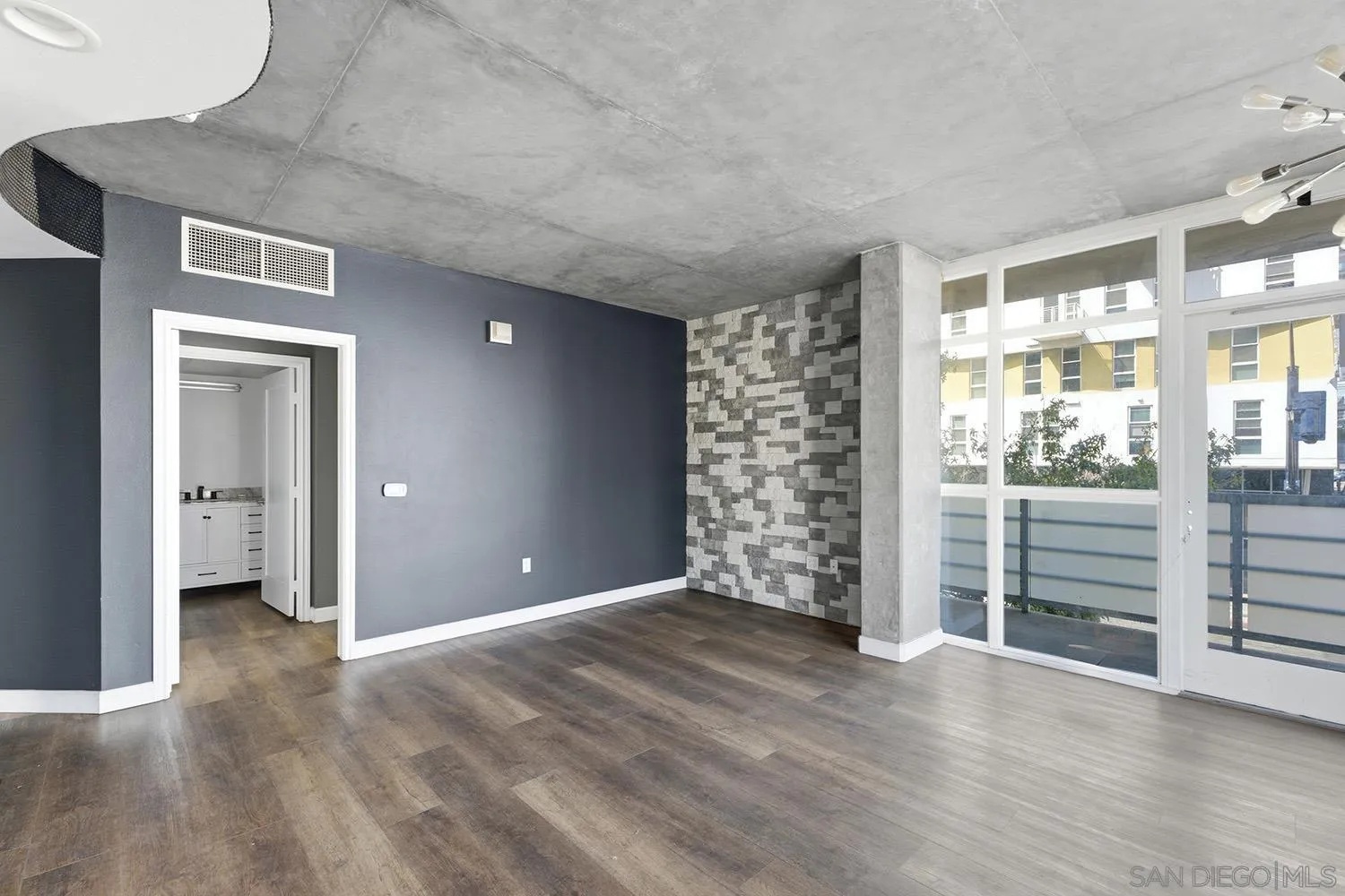 https://cdn.realtyfeed.com/cdn/127/260023182/989ae69ee7e7a32db50aa2a4ac516d6e.webp