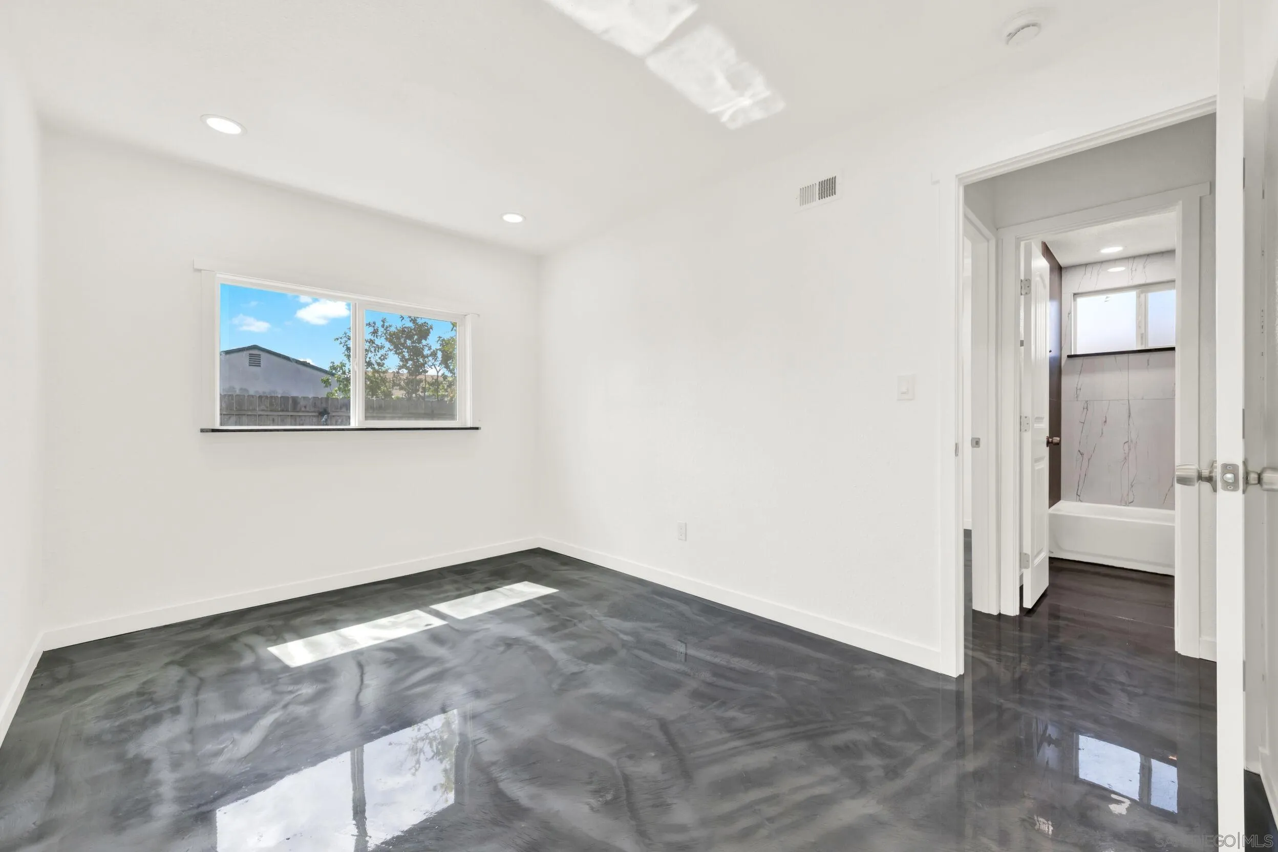 https://cdn.realtyfeed.com/cdn/127/260023188/8a7b993267f67e326fc264b9b5e0301a.webp