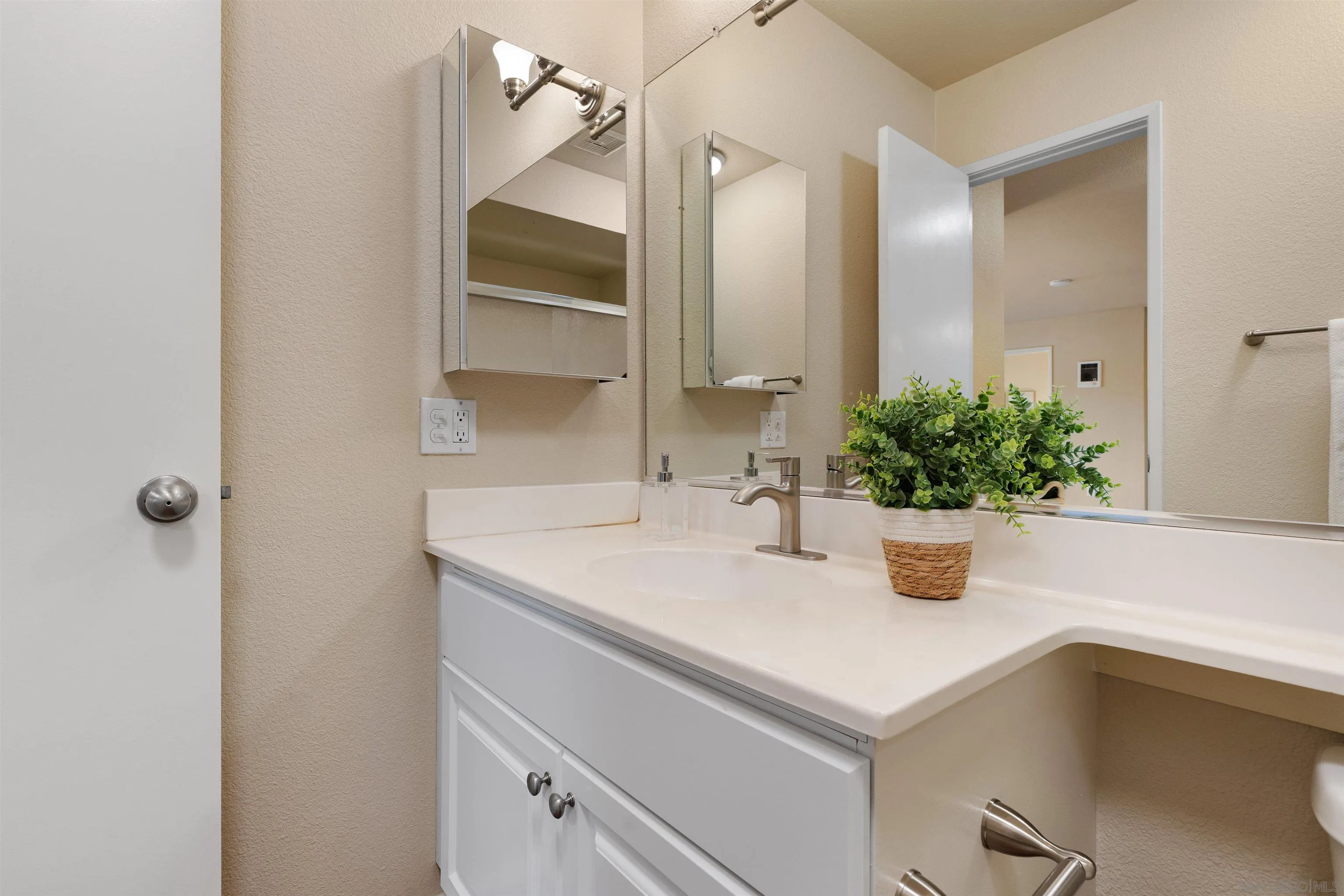 https://cdn.realtyfeed.com/cdn/127/260023196/21d9a7d36eb574f0e078d539e6fb1908.webp