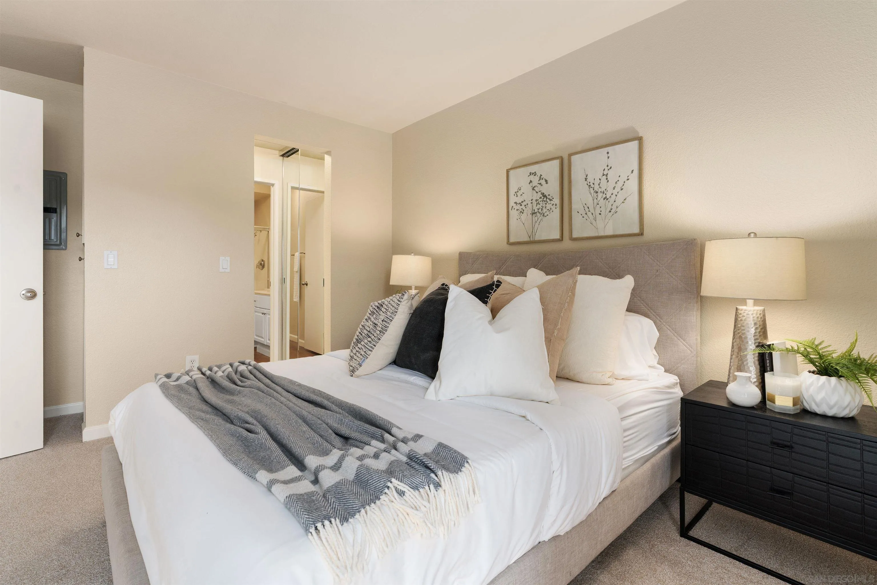 https://cdn.realtyfeed.com/cdn/127/260023196/8b465b2fd7f4bfb0931ed19bfdbceea5.webp