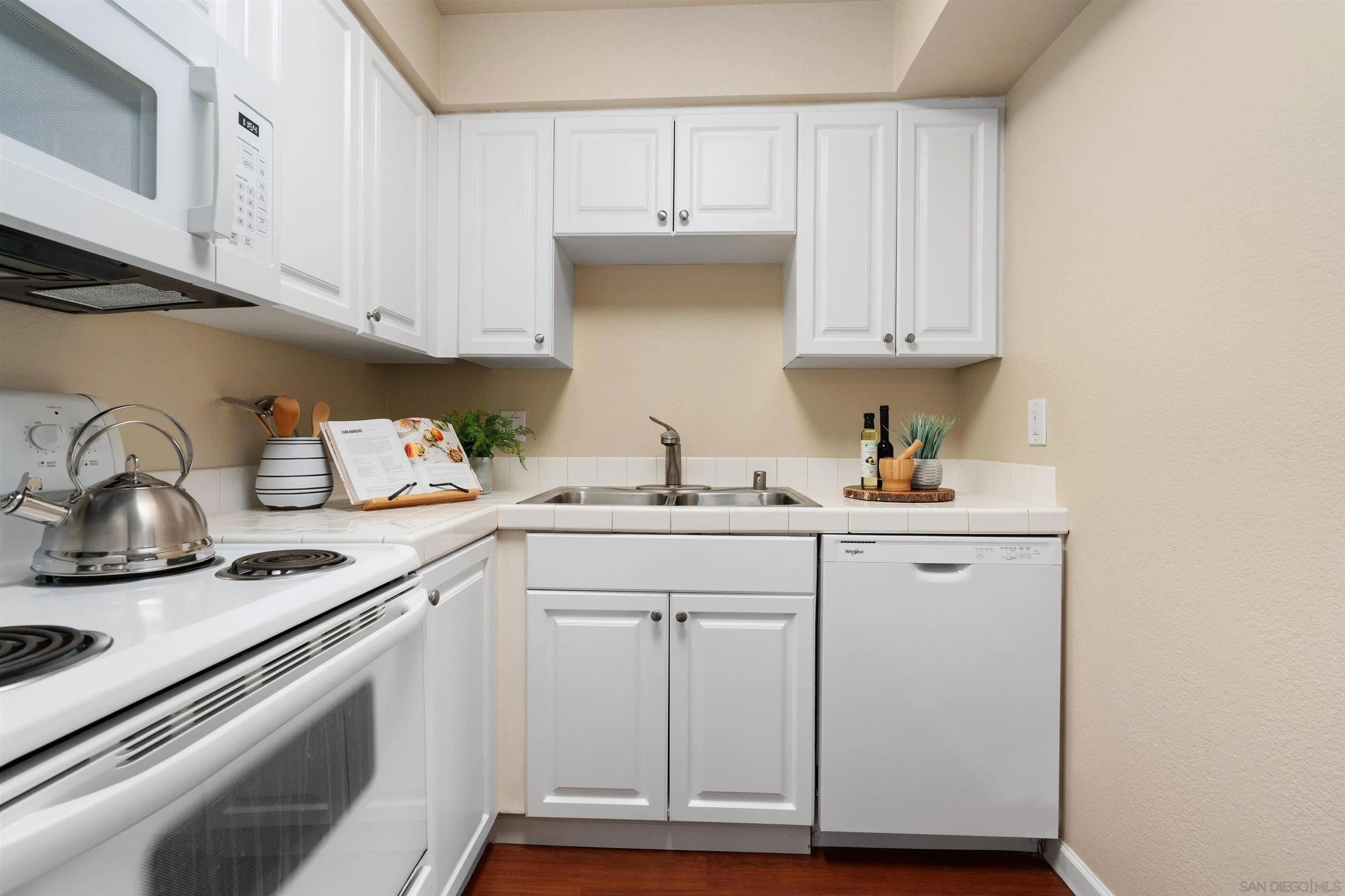 https://cdn.realtyfeed.com/cdn/127/260023196/eae59e5519d844e33d103041f7fa1665.webp