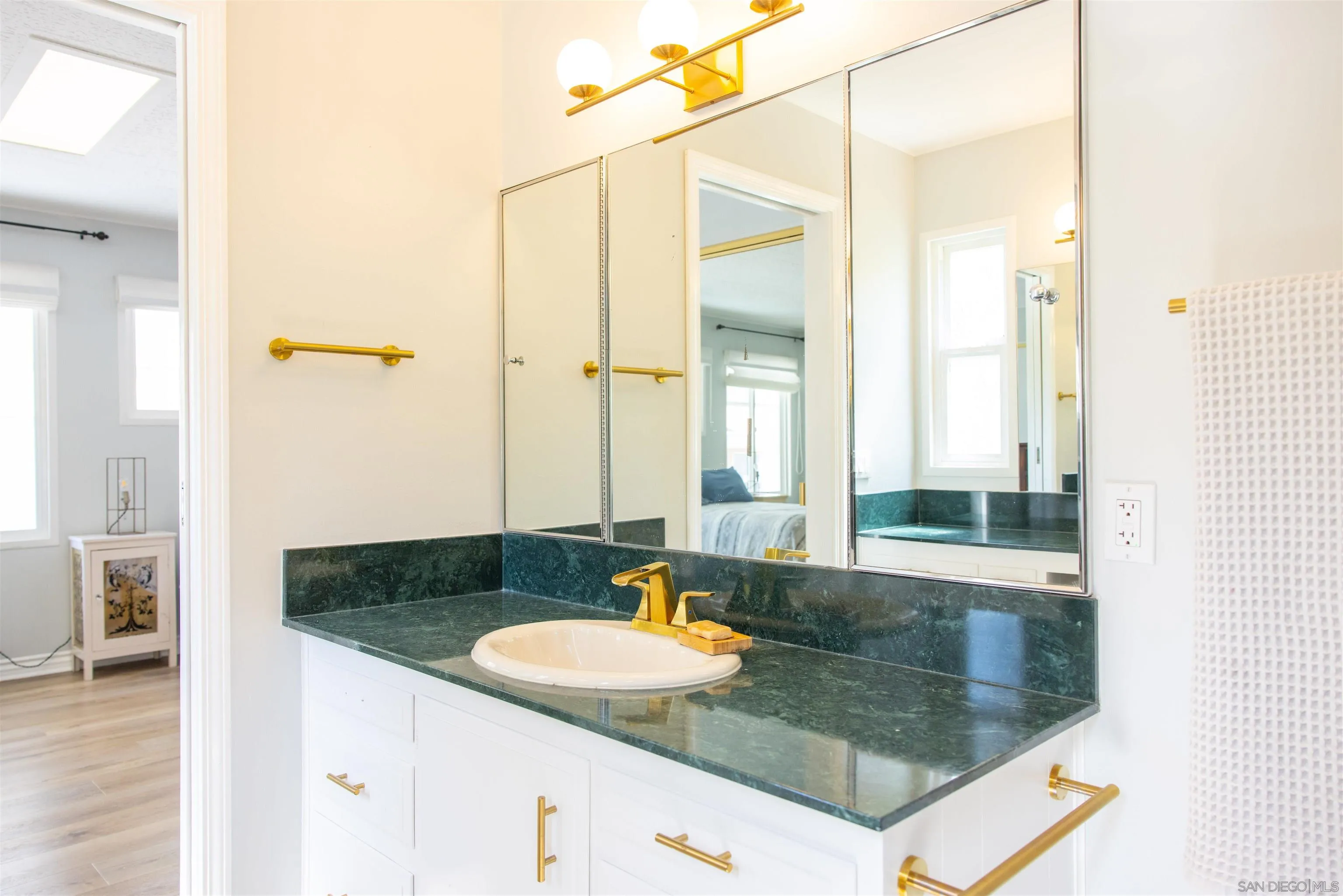 https://cdn.realtyfeed.com/cdn/127/260023202/173871c3f8b8c011985bb089341167e7.webp
