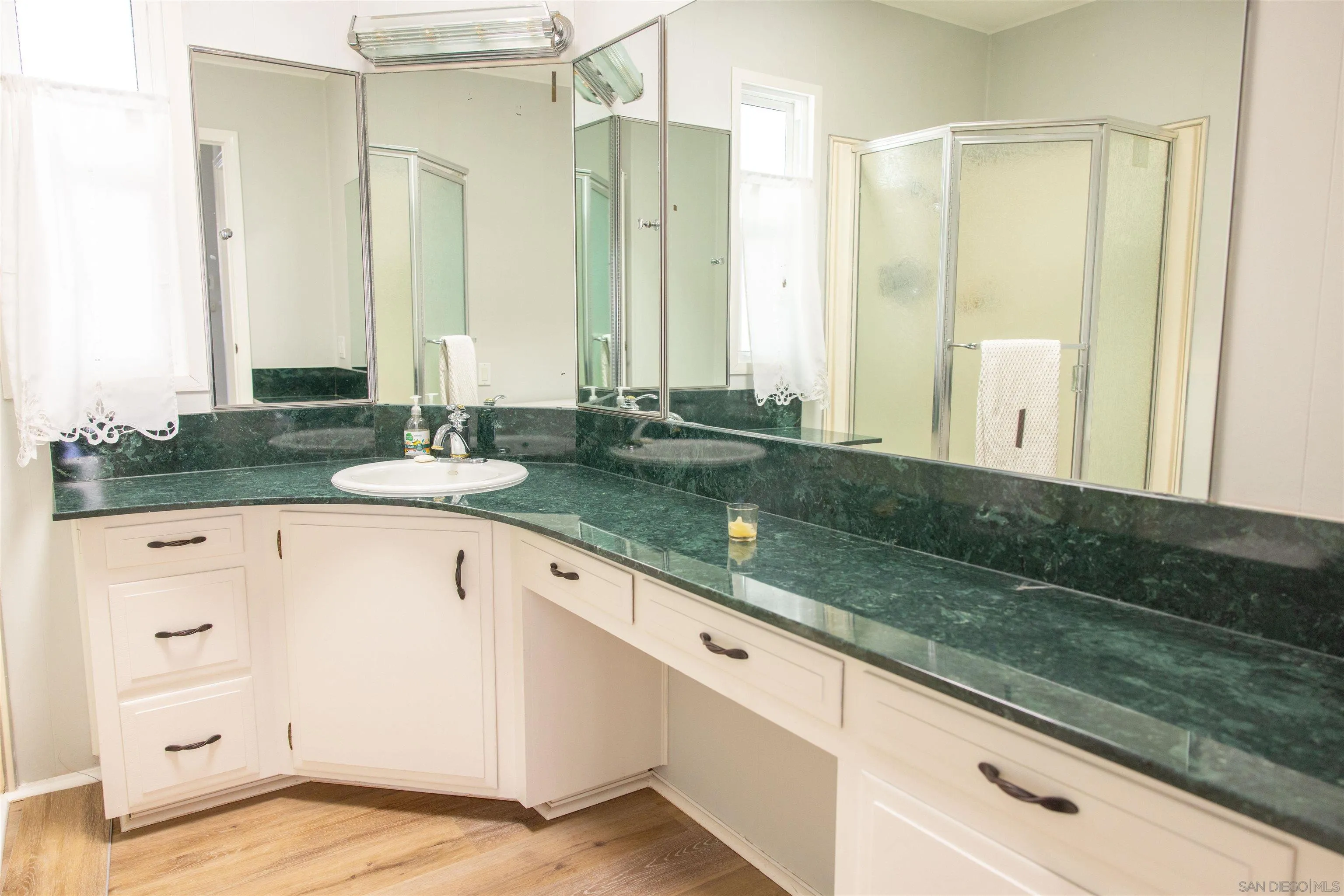 https://cdn.realtyfeed.com/cdn/127/260023202/996880a3e0be01f24e28b9ab772b82a5.webp