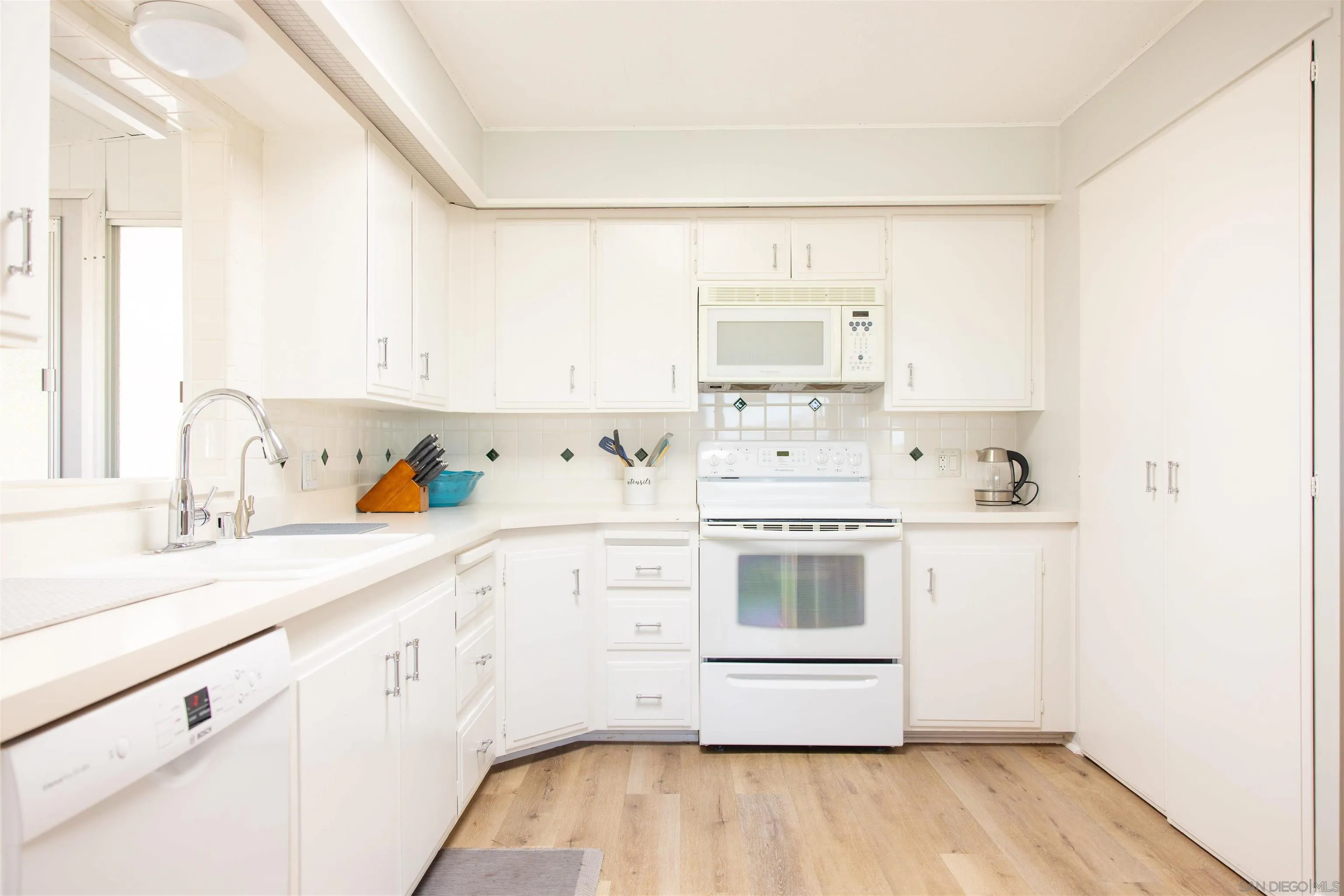https://cdn.realtyfeed.com/cdn/127/260023202/de876d31c6edeffa71266574dadbc63f.webp