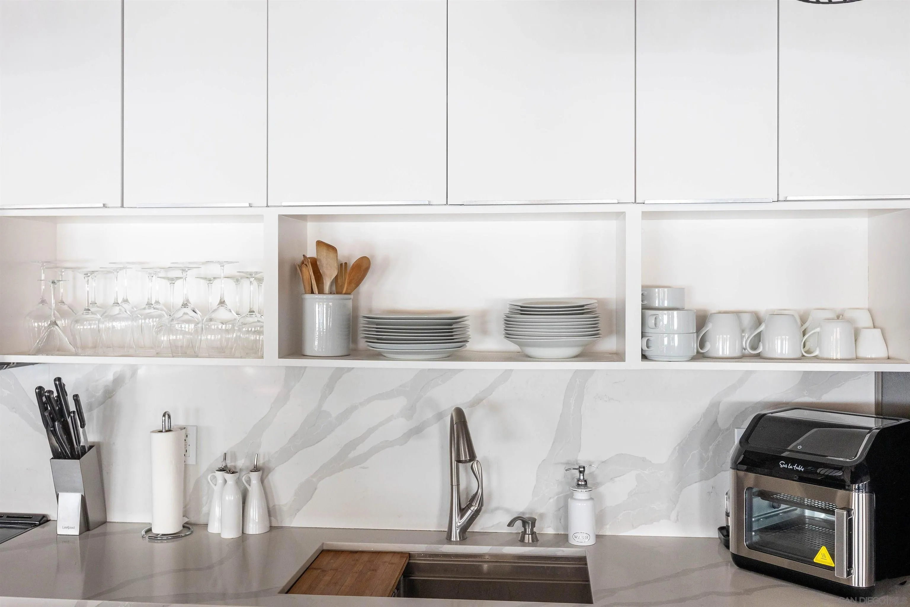 https://cdn.realtyfeed.com/cdn/127/260023211/7d523065a2694b6585a2891e314b6103.webp