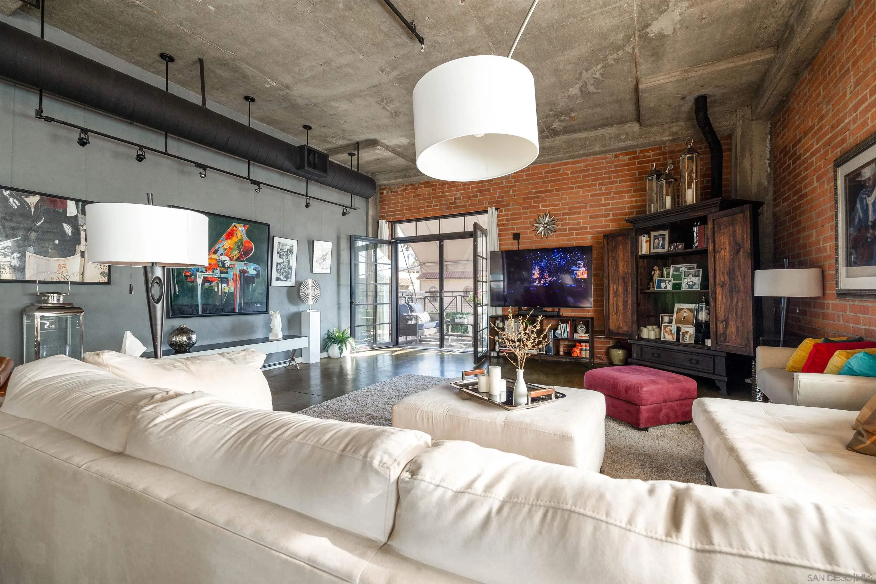 https://cdn.realtyfeed.com/cdn/127/260023211/e8acfd1a71f5e81f99d61429571320ec.webp