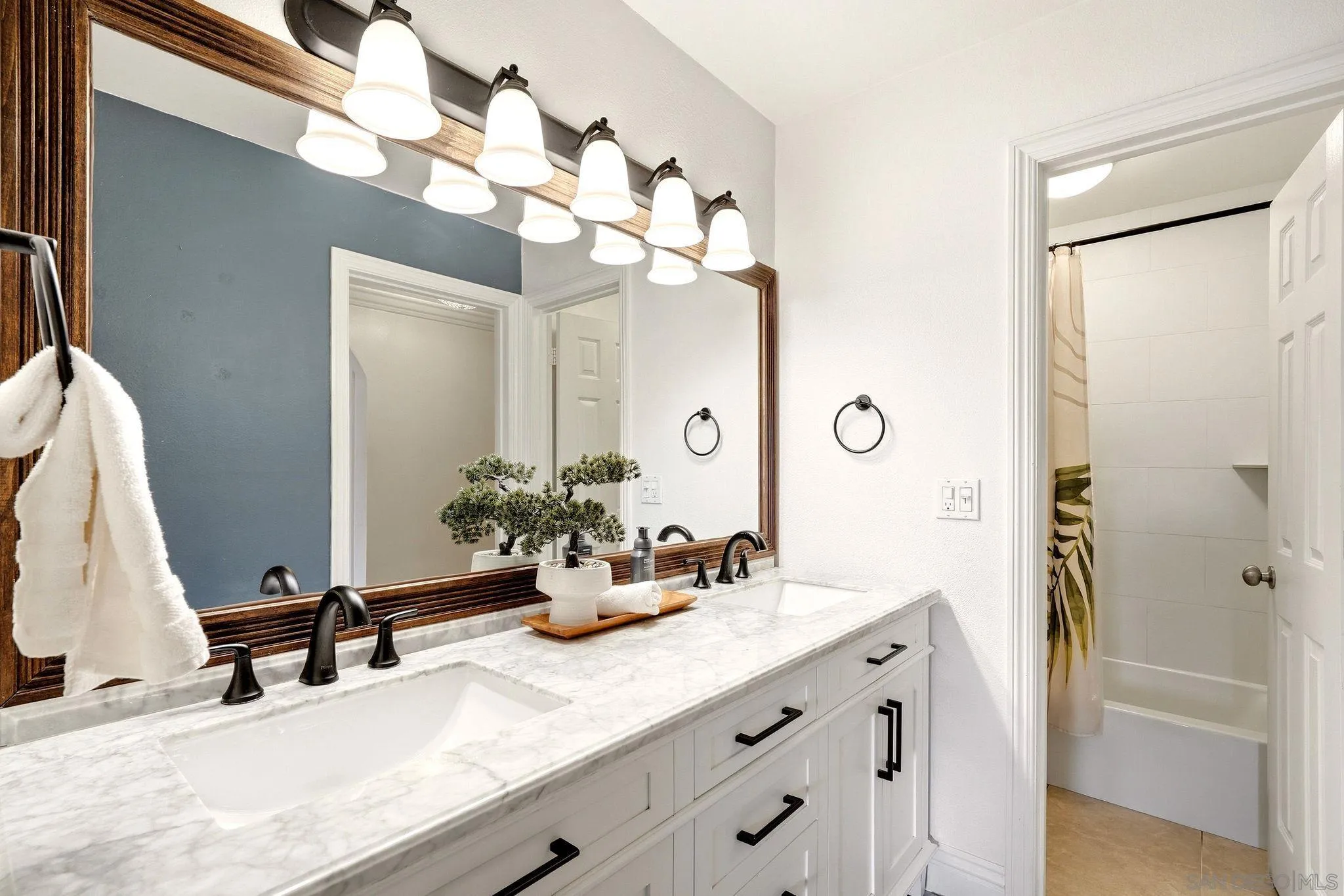 https://cdn.realtyfeed.com/cdn/127/260023214/6b347677dcddf0aca537ab627c6bd8ae.webp