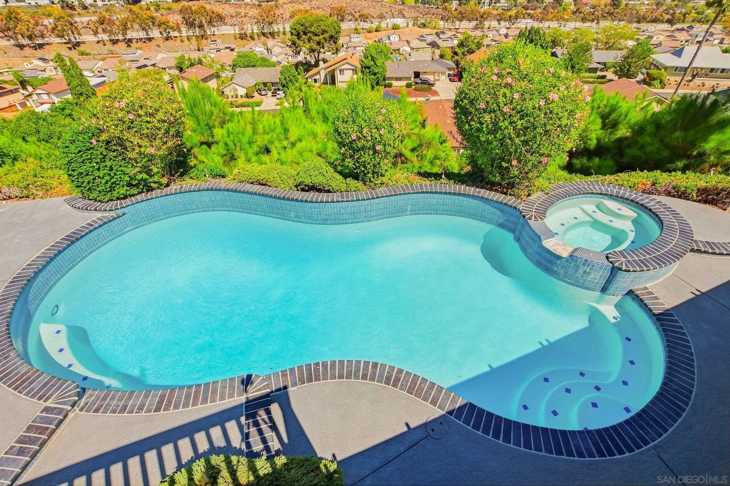 https://cdn.realtyfeed.com/cdn/127/260023220/048b06f3a790972f9efe803c7a9f130a.webp
