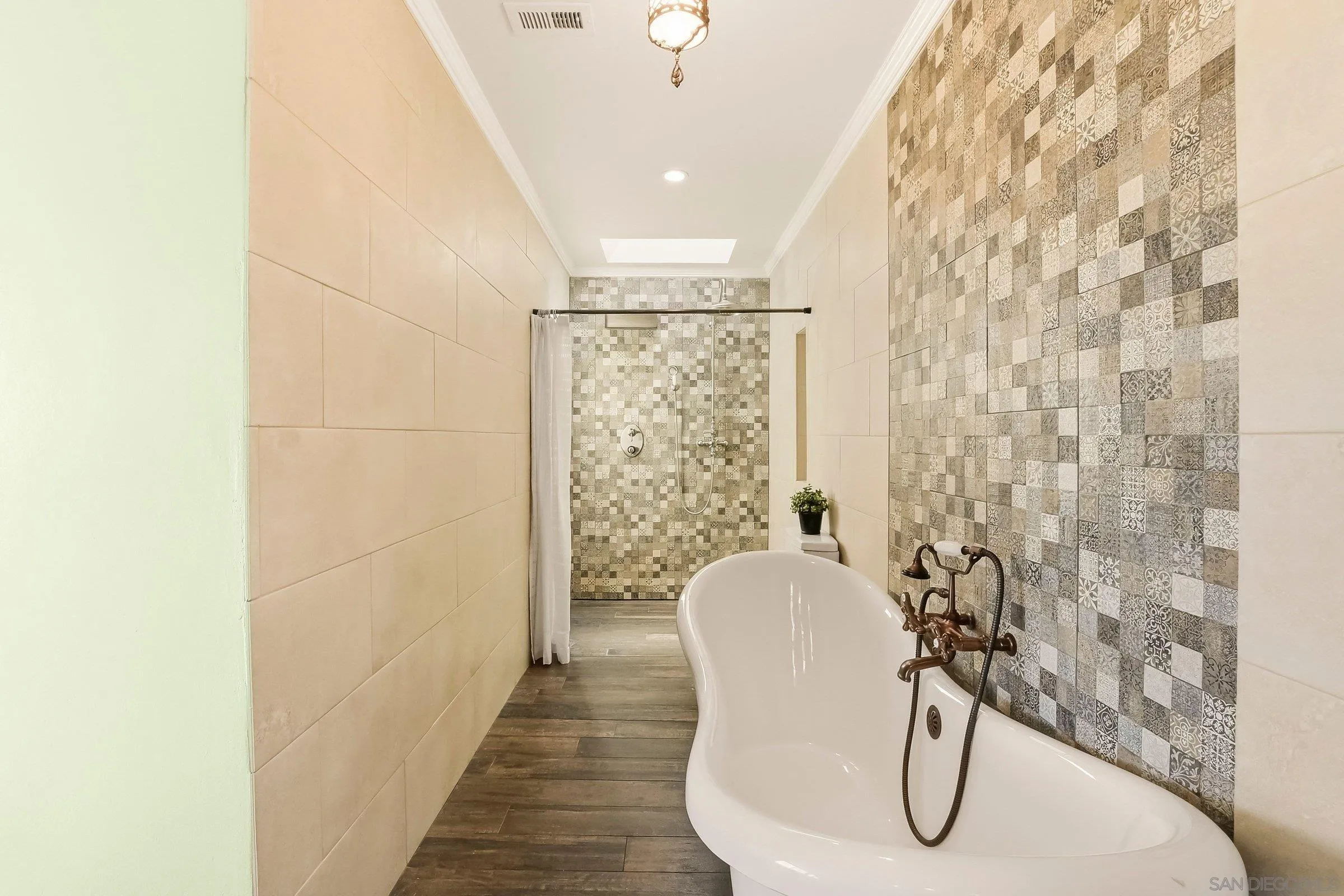 https://cdn.realtyfeed.com/cdn/127/260023220/93a1bc8d595b7b458e46e981dfa0e3ec.webp