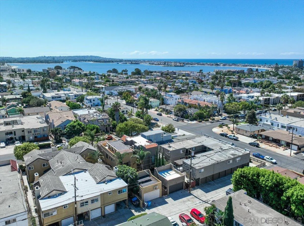 https://cdn.realtyfeed.com/cdn/127/260023230/557122e9e2c267add1043f9792cb8eb6.webp