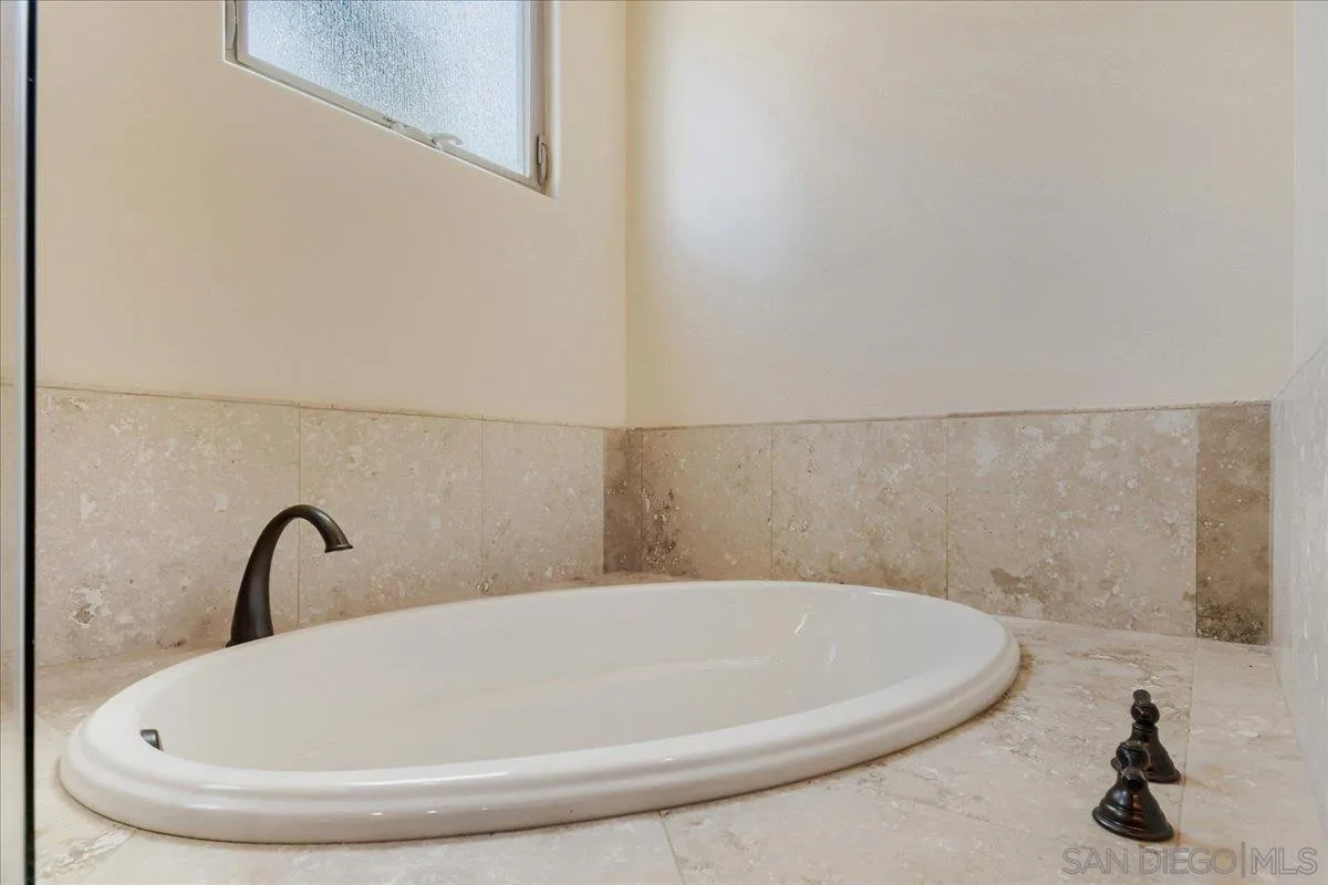 https://cdn.realtyfeed.com/cdn/127/260023230/5a0185699ce49bafebc77f776bb928d2.webp