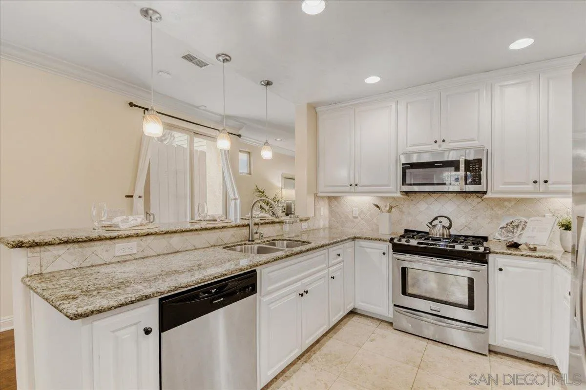 https://cdn.realtyfeed.com/cdn/127/260023230/6b7d0ed3c74635a465e158728ec931b9.webp