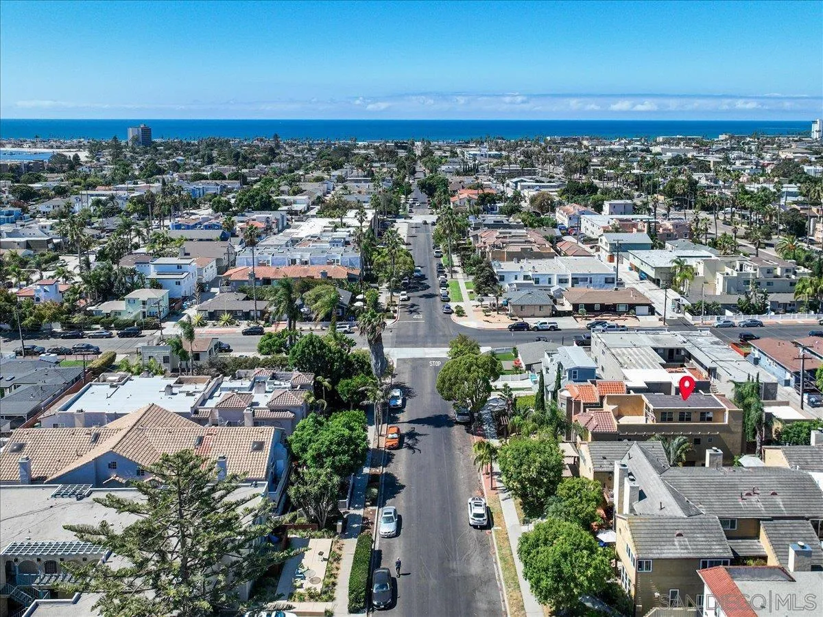 https://cdn.realtyfeed.com/cdn/127/260023230/9de09e0f80a5de84ef92355703330fb4.webp