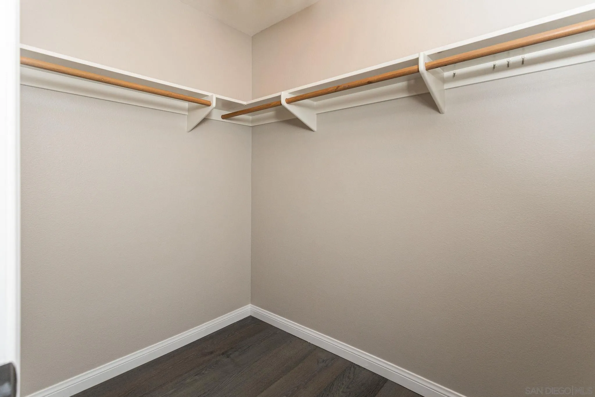 https://cdn.realtyfeed.com/cdn/127/260023231/54fb05c16970ab85bb7843566949b663.webp